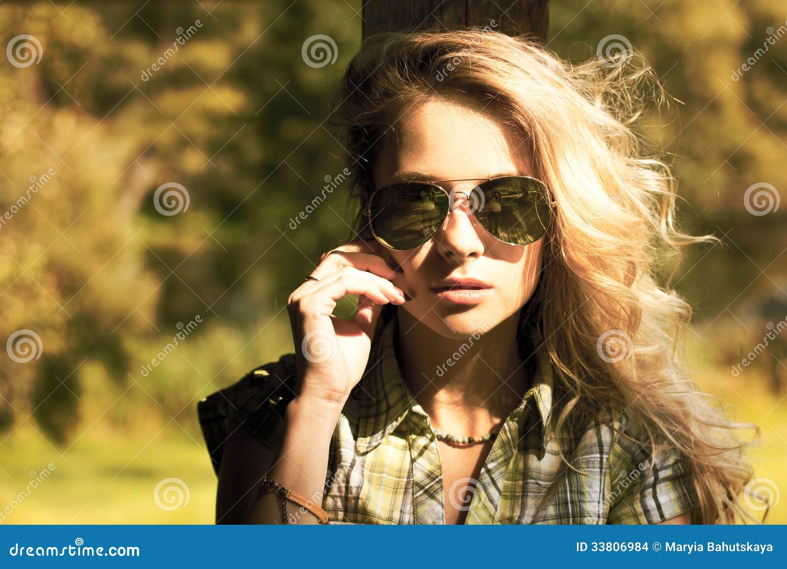 portrait de femme blonde avec des lunettes de soleil 33806984
