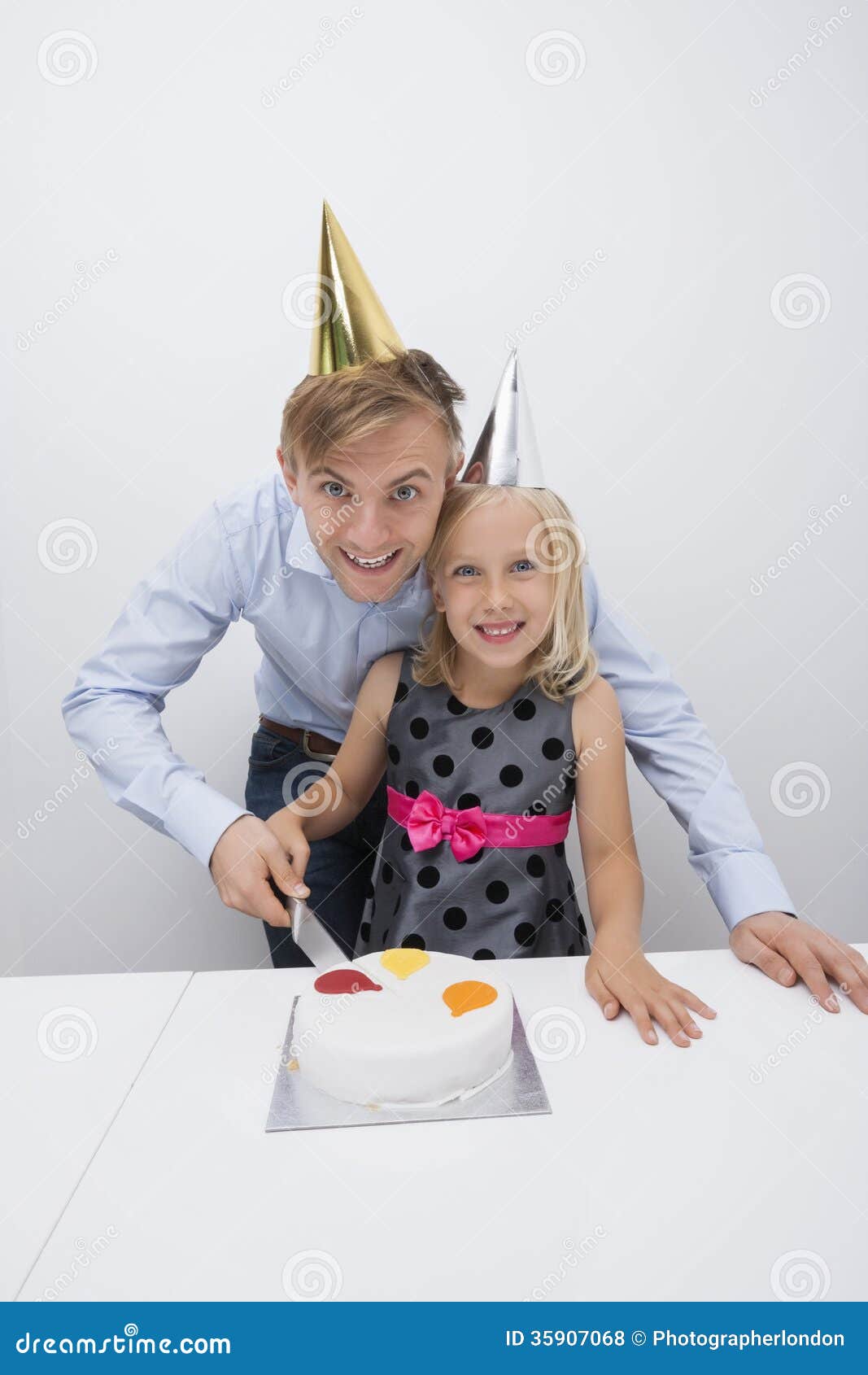 Portrait De Gateau D Anniversaire Heureux De Coupe De Pere Et De Fille A La Table Photo Stock Image Du Heureux Coupe Portrait De Gateau D Anniversaire Heureux De Coupe De Pere Et De Fille A La Table Photo Stock Image Du Heureux Coupe