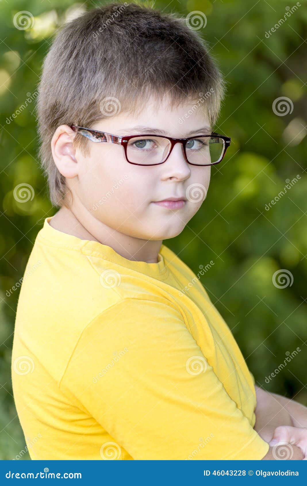 Portrait De Garçon De 10 Ans En Parc Photo stock - Image du