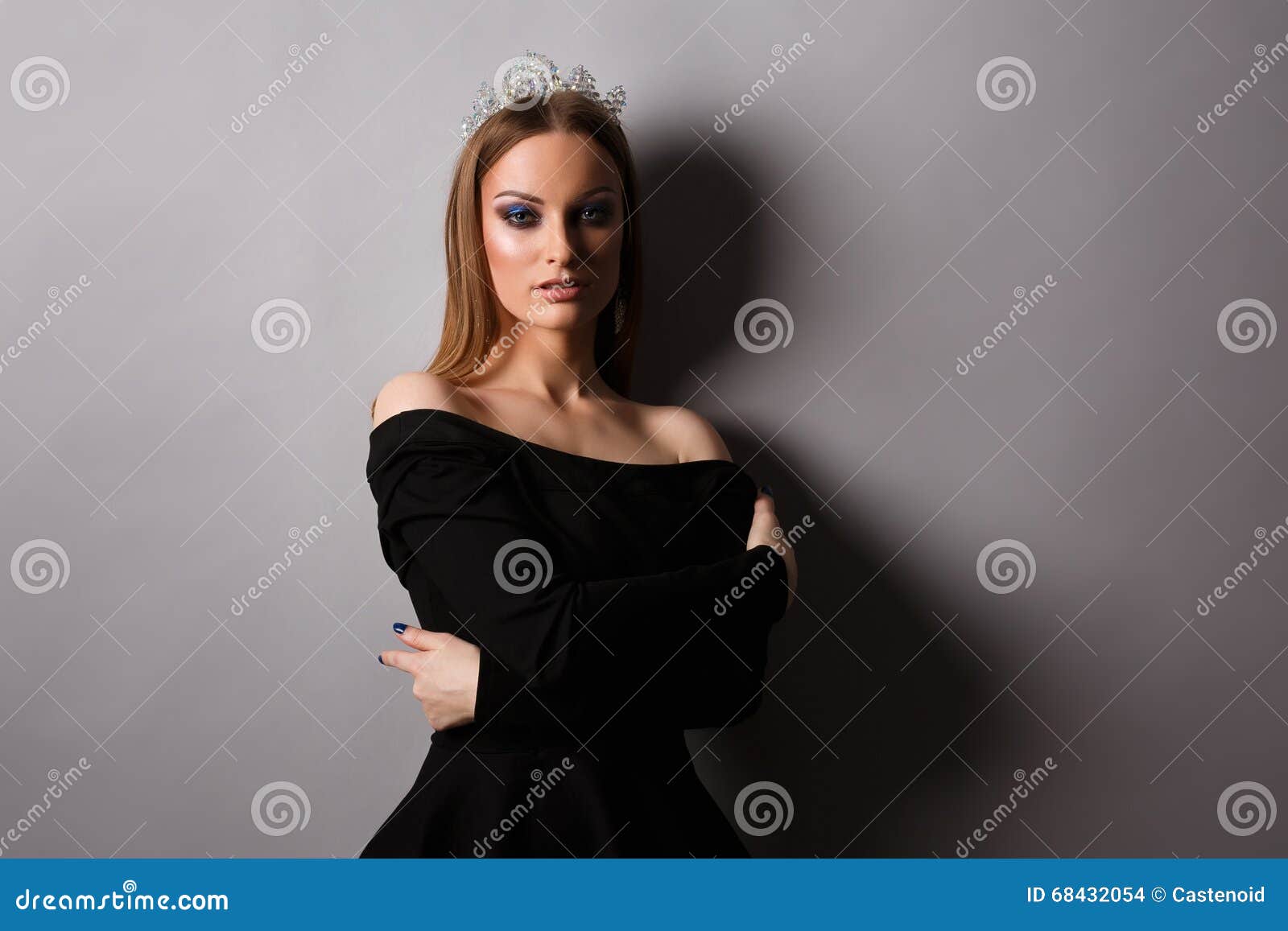 Portrait de jeune femme dans le studio. Portrain de la jeune femme dans le studio sur le fond gris