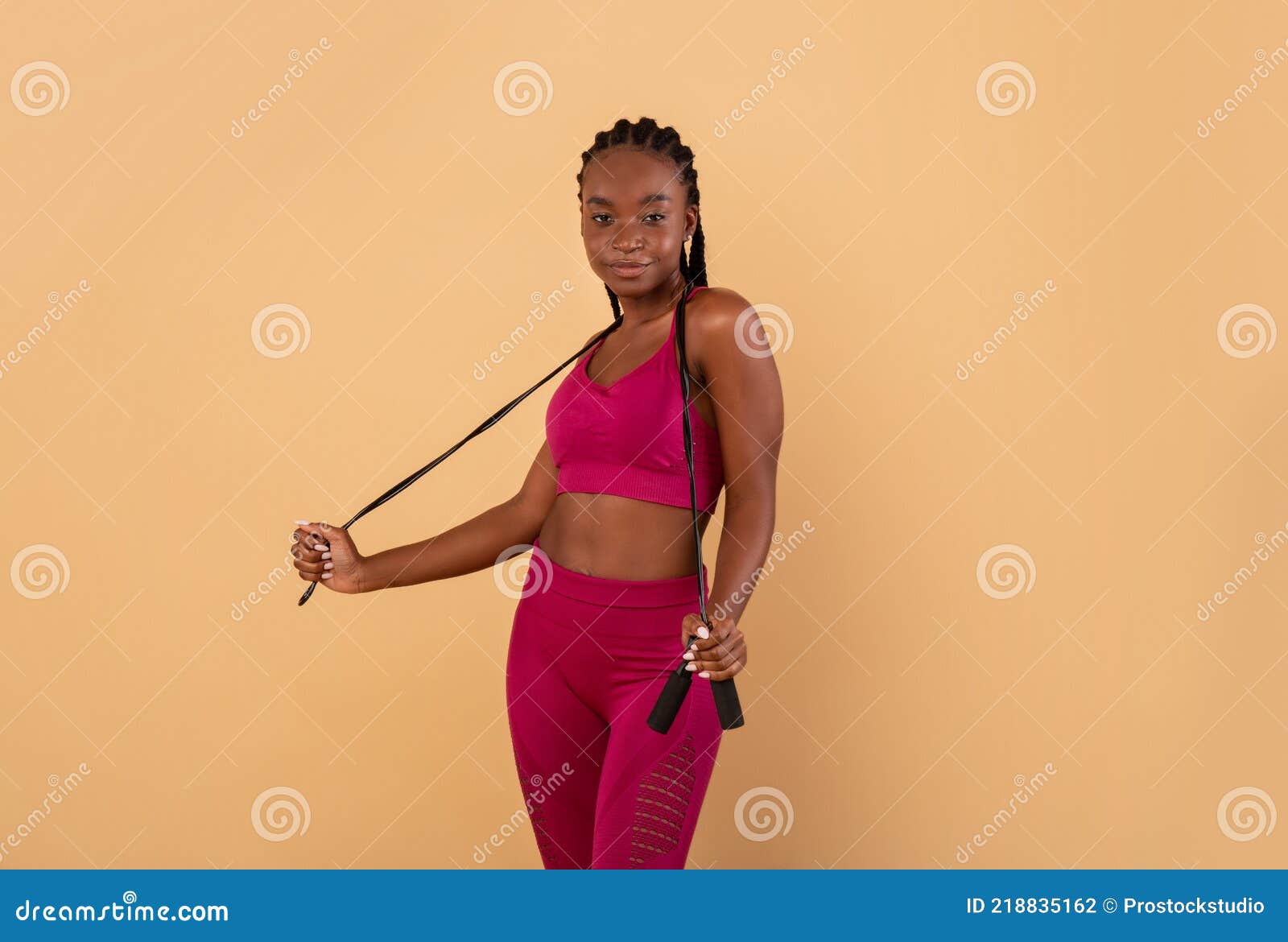 jeune femme en tenue de sport sur fond beige. femme fitness en