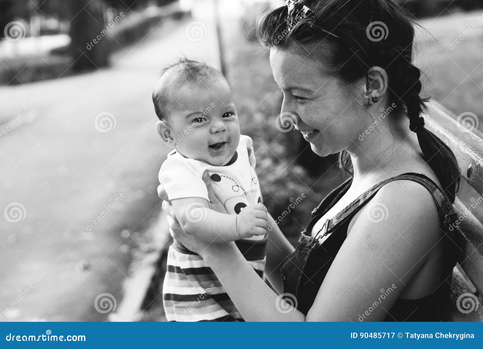 Portrait De Jeune Mere Gaie Avec Le Bebe Garcon Nouveau Ne Noir Et Blanc Image Stock Image Du People Enfant Portrait De Jeune Mere Gaie Avec Le Bebe Garcon Nouveau Ne Noir Et Blanc Image Stock Image Du People Enfant