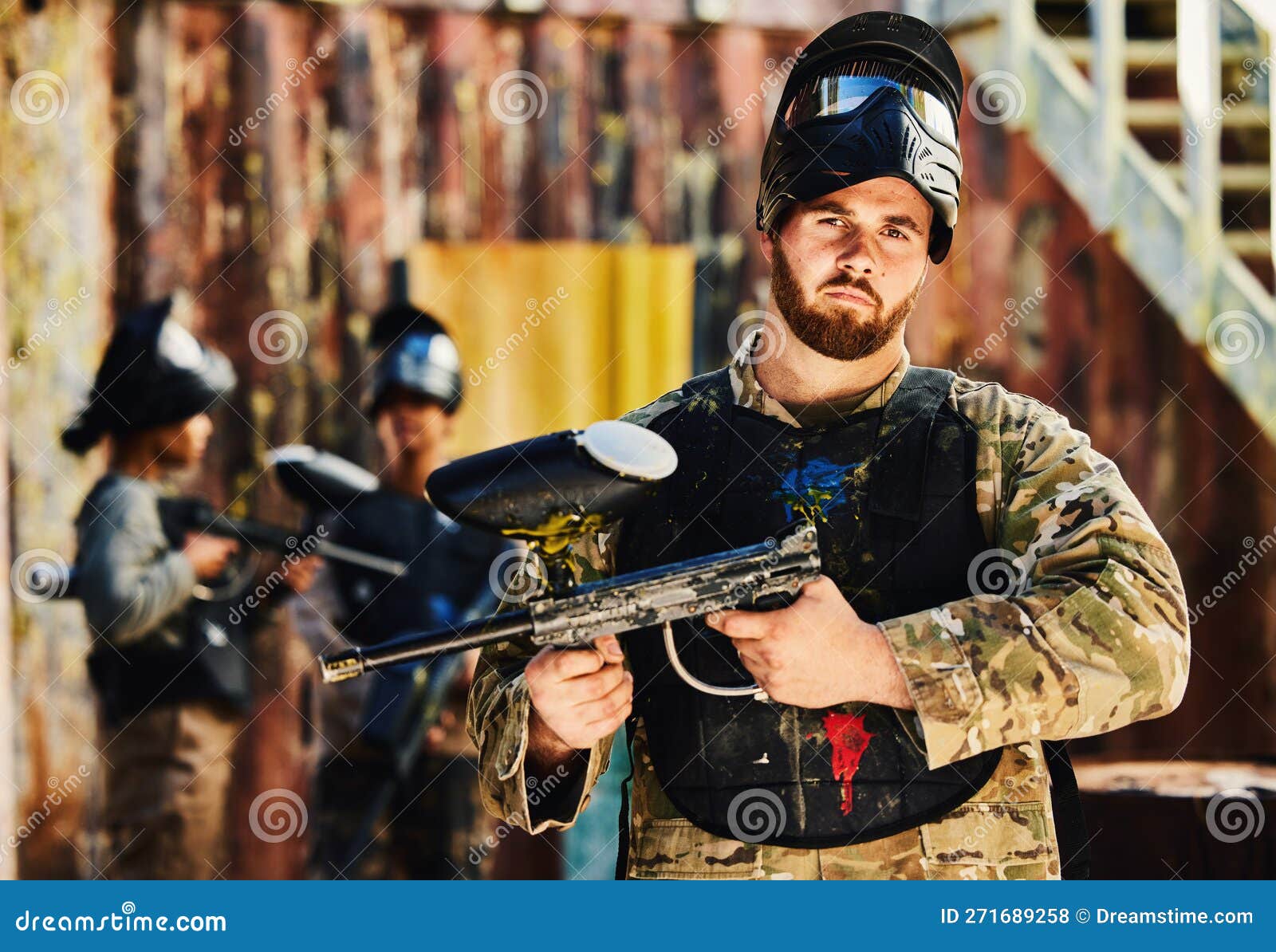 Paintball, cible ou portrait d'un homme avec un fusil dans un jeu