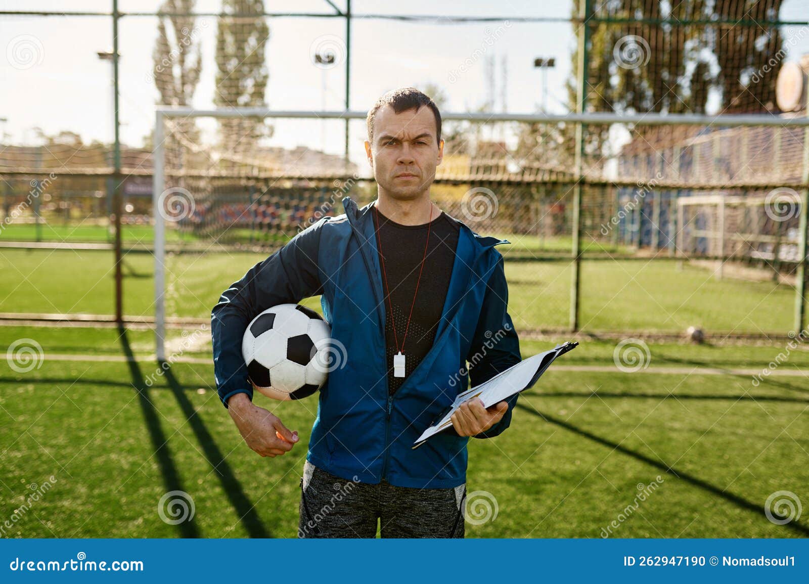 Jeune Footballeur Sérieux Entraîneur Avec Ballon Debout Sur