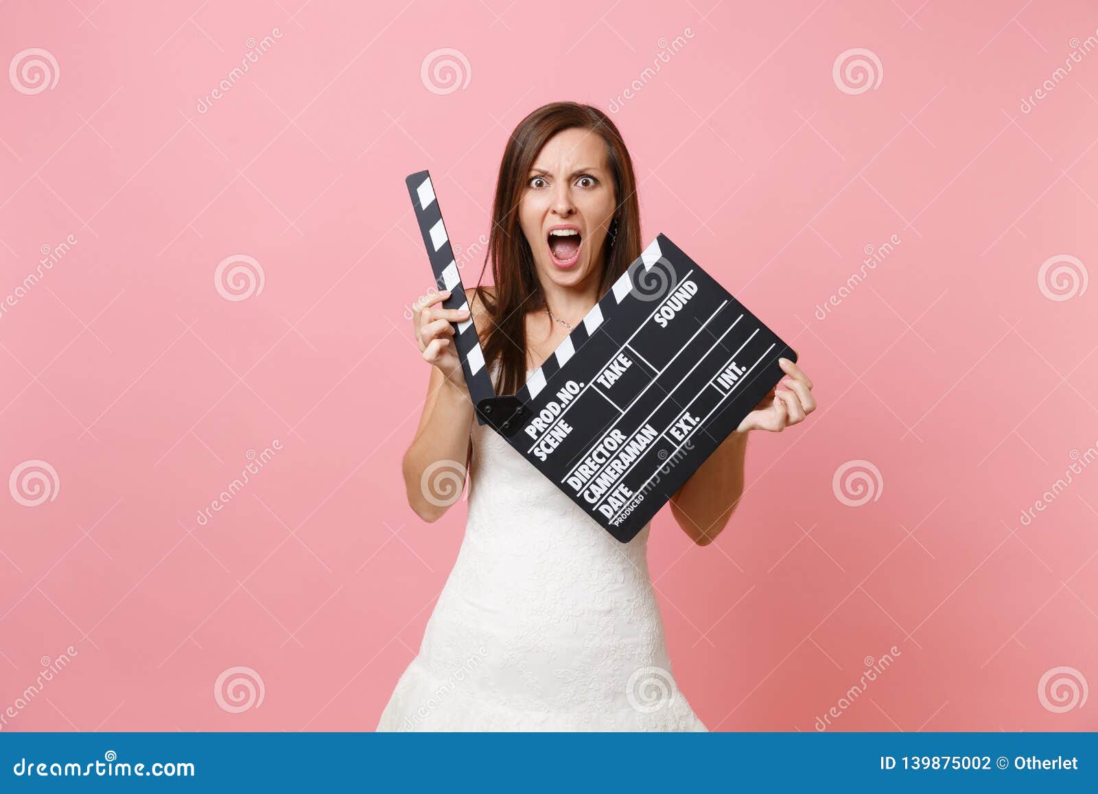 Portrait De La Femme Fâchée De Jeune Mariée Dans La Robe De