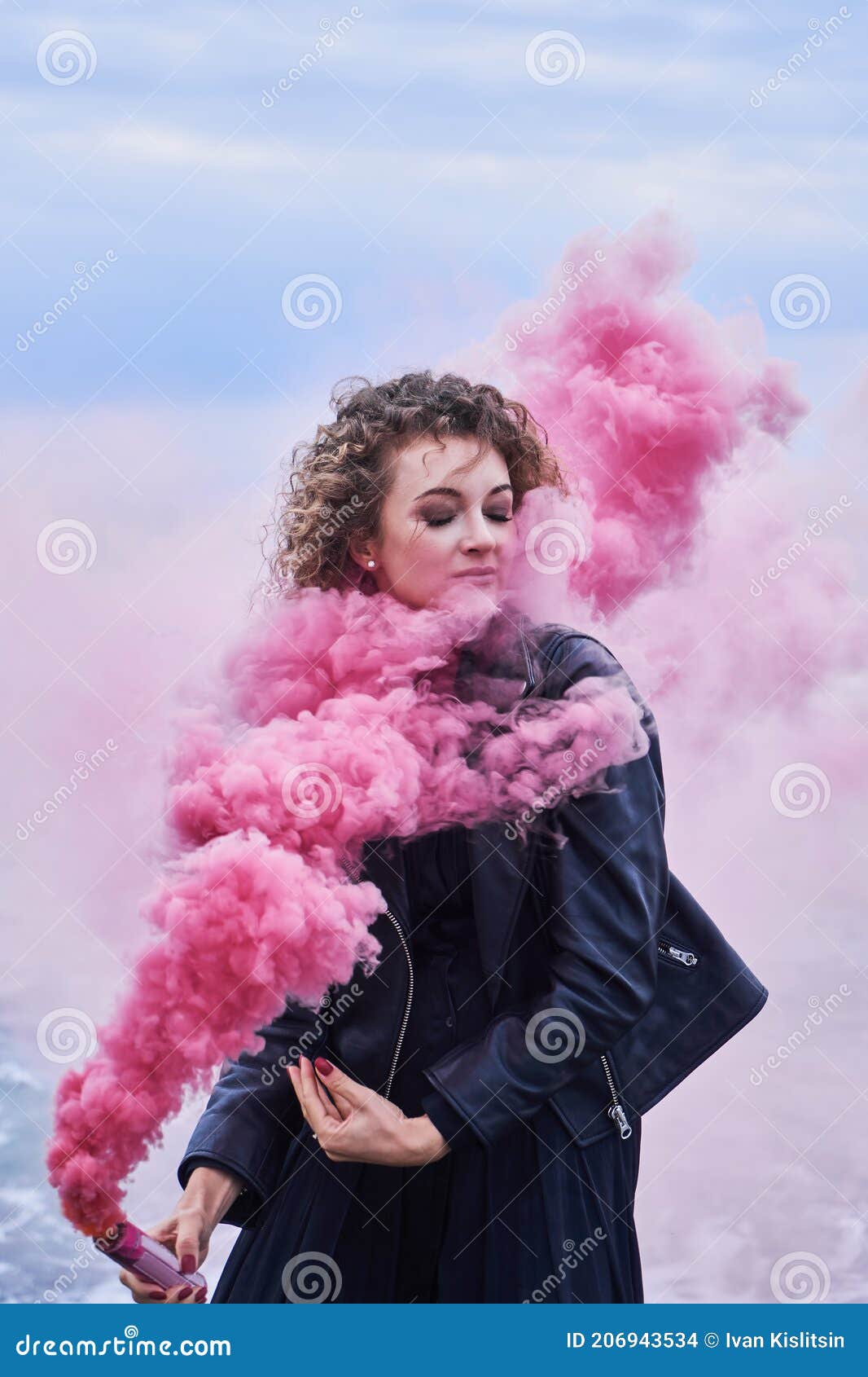 Portrait De La Fille De Mannequin Dans Des Vêtements Noirs Posant Avec Une  Bombe Fumigène Rose Photo stock - Image du extérieur, rose: 206943534