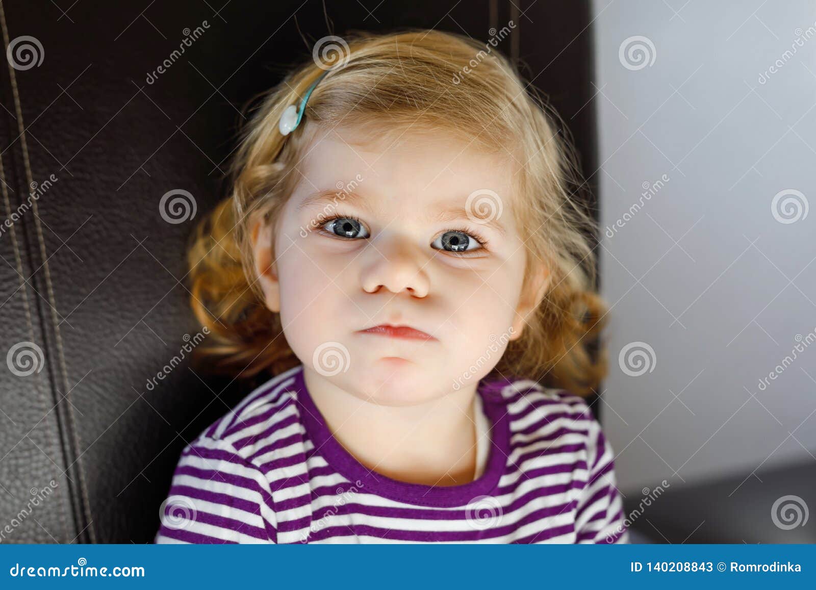 Portrait De La Fille Mignonne Adorable D Enfant En Bas Age De Deux Ans Beau Bebe Avec Les Poils Blonds Regardant Et Souriant La C Image Stock Image Du Beaute Mignon
