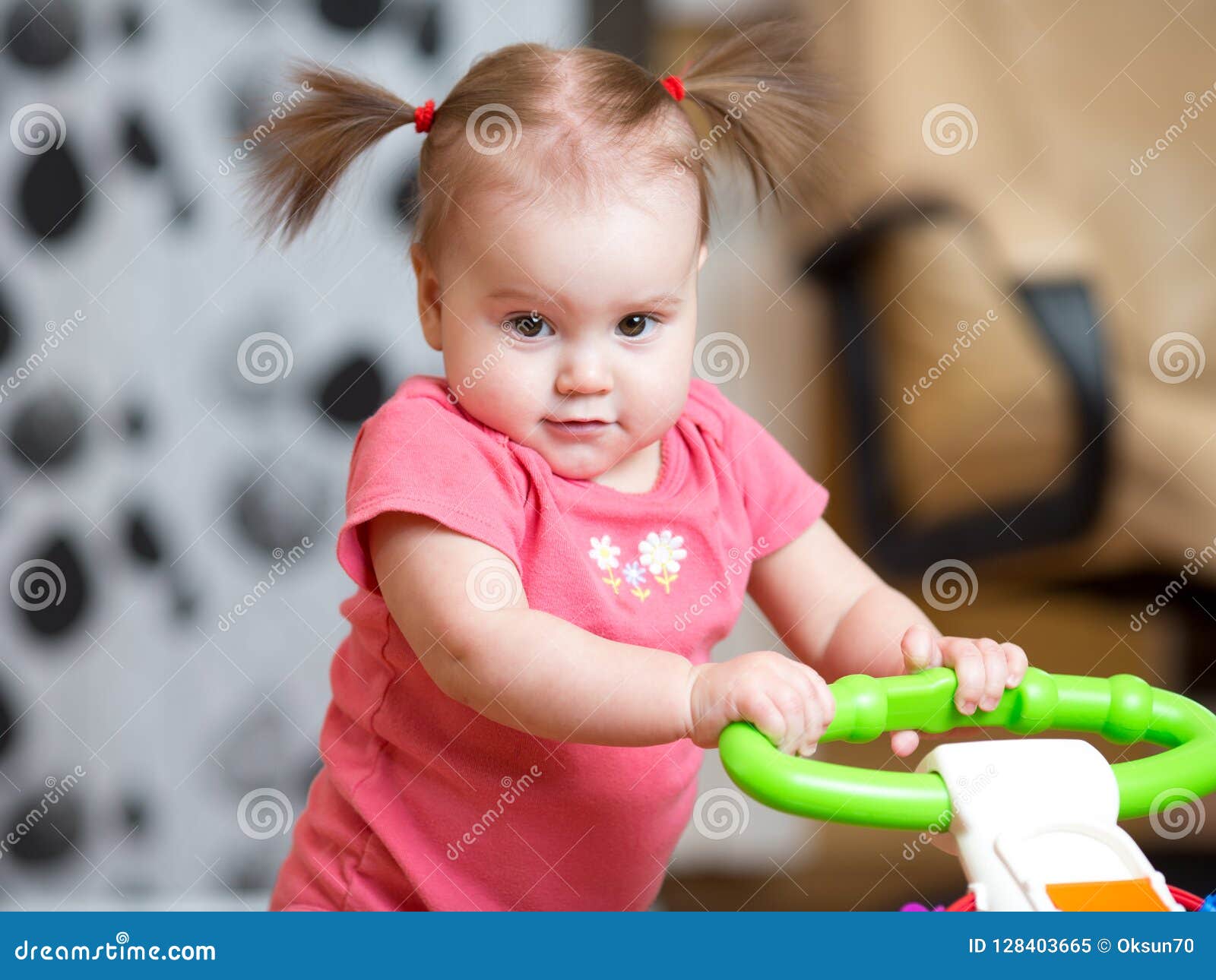 Portrait De La Jolie Fille D Enfant Se Tenant Avec Le Marcheur De Bebe Image Stock Image Du Enfance Heureux Portrait De La Jolie Fille D Enfant Se Tenant Avec Le Marcheur De Bebe Image Stock Image Du Enfance Heureux