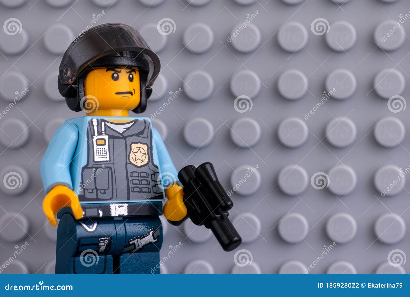 Portrait De Minifigure De Policier De Lego Avec L'arme à Feu Sur Le Fond  Gris De Plaque De Base Photographie éditorial - Image du pistolet, canon:  185928022