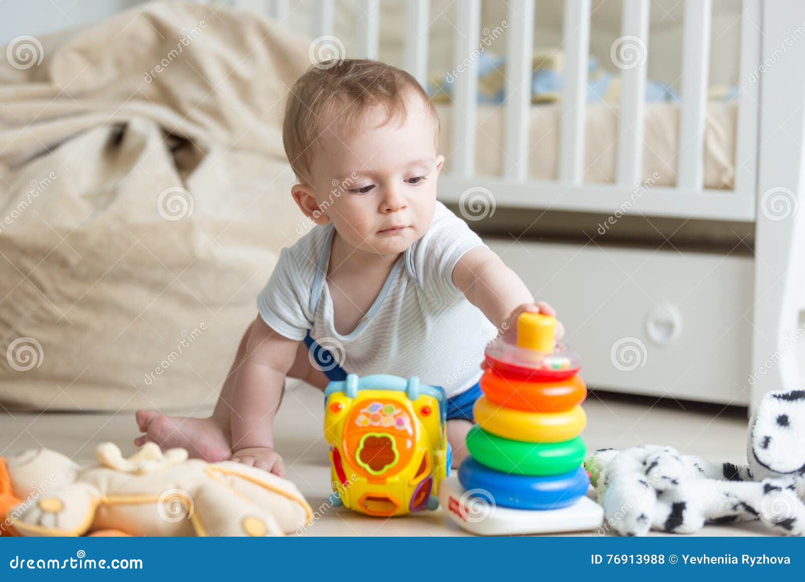 Portrait De 10 Mois De Bébé Jouant Avec La Tour Colorée De Jouet