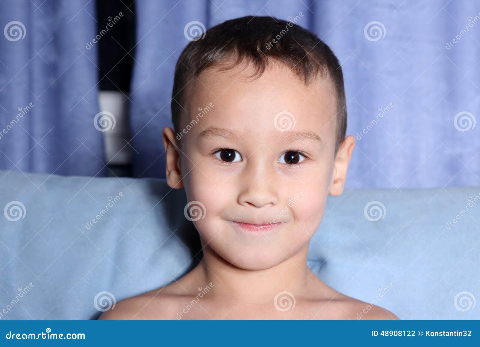 Portrait De Petit Garçon 3-4 Ans Photo stock - Image du drôle