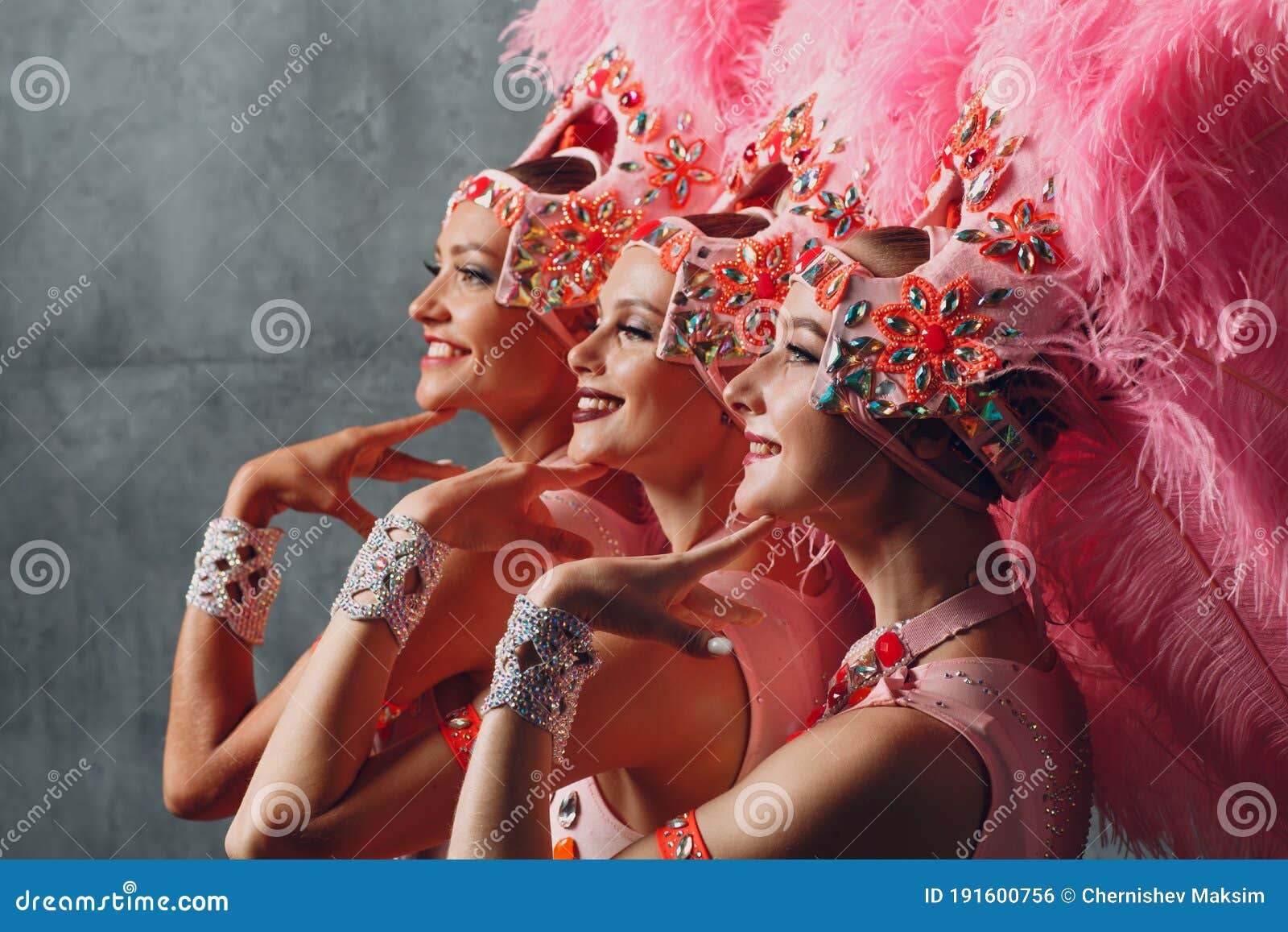 Trois Danseuses En Costume De Carnaval De Samba Brésilienne Avec Plumage De  Plumes Colorées