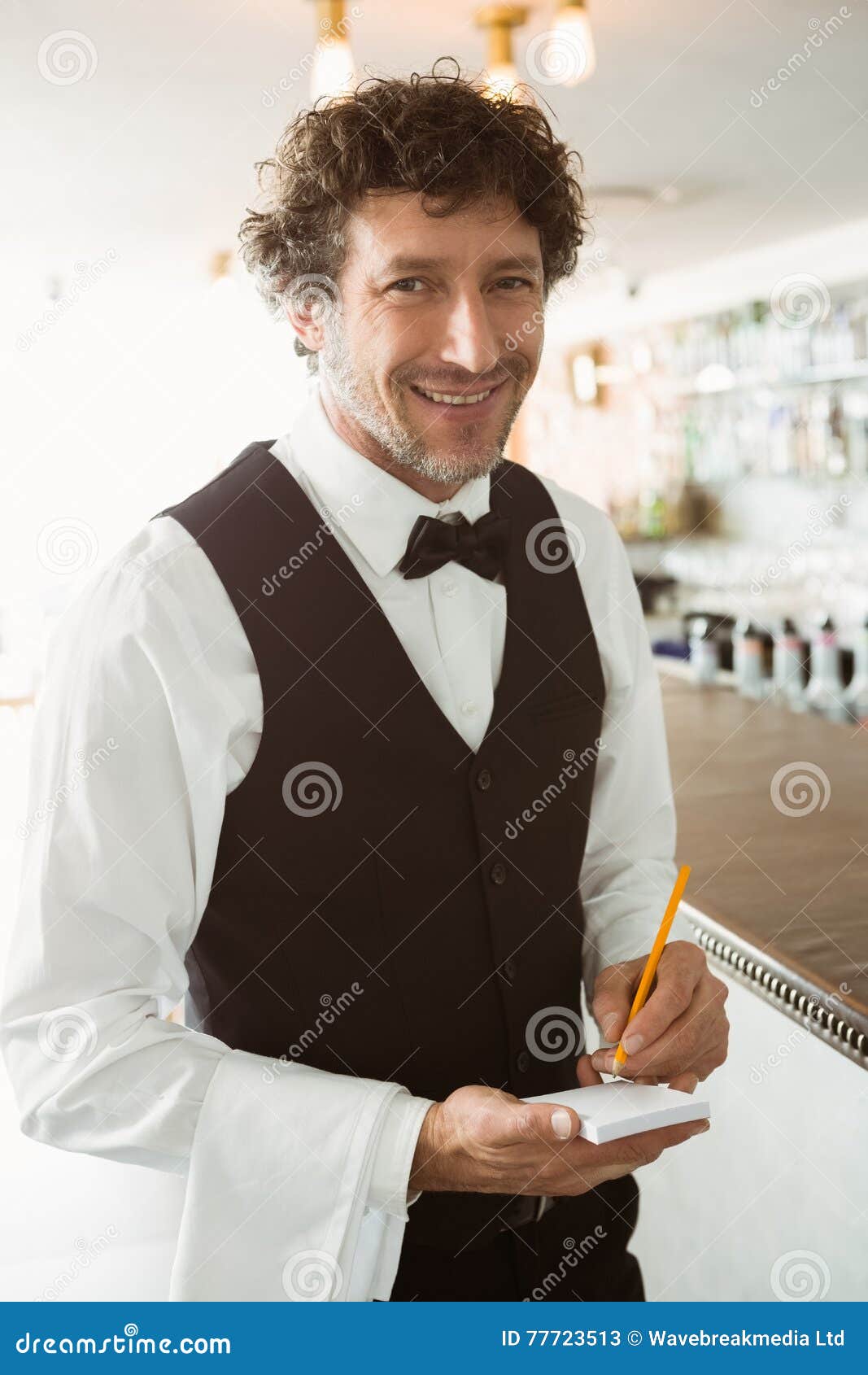 Portrait De Serveur Tenant Le Bloc-notes Et Le Stylo Image stock - Image du  compétence, restaurant: 77723513