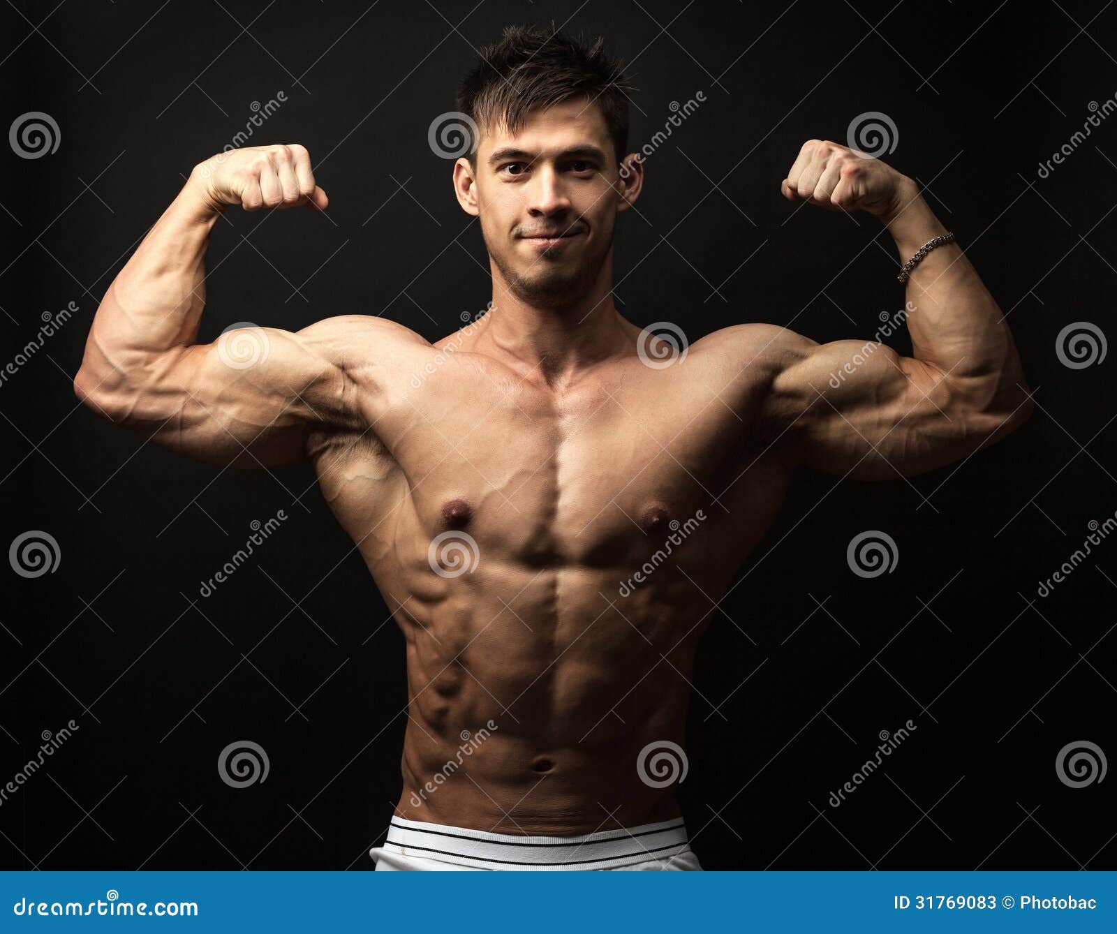 musclé homme cris, fléchissement biceps, dans musculation compétition  généré par ai 28685732 Photo de stock chez Vecteezy