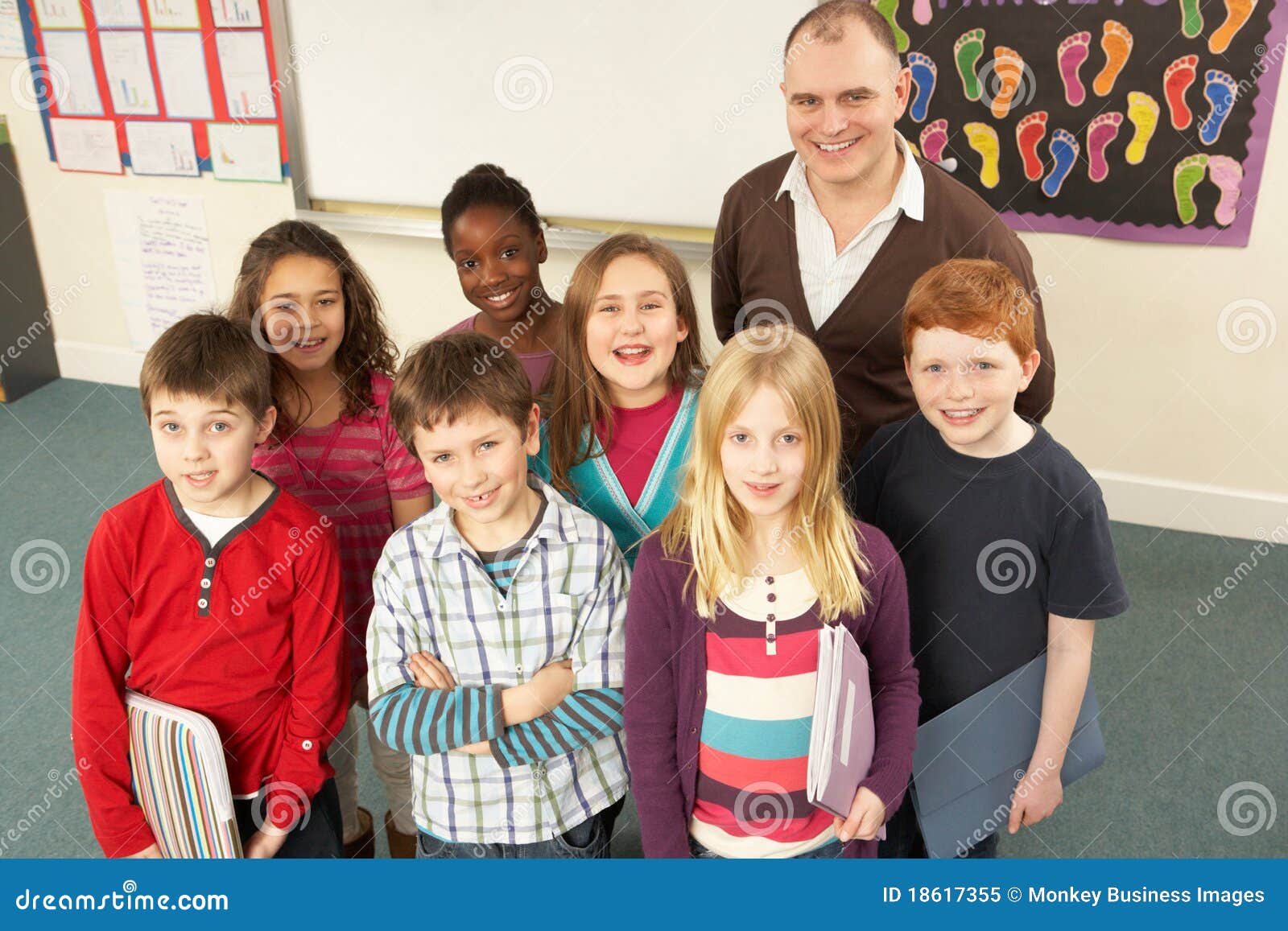 Portrait Der Schulkinder Die Im Klassenzimmer Stehen Stockbild Bild