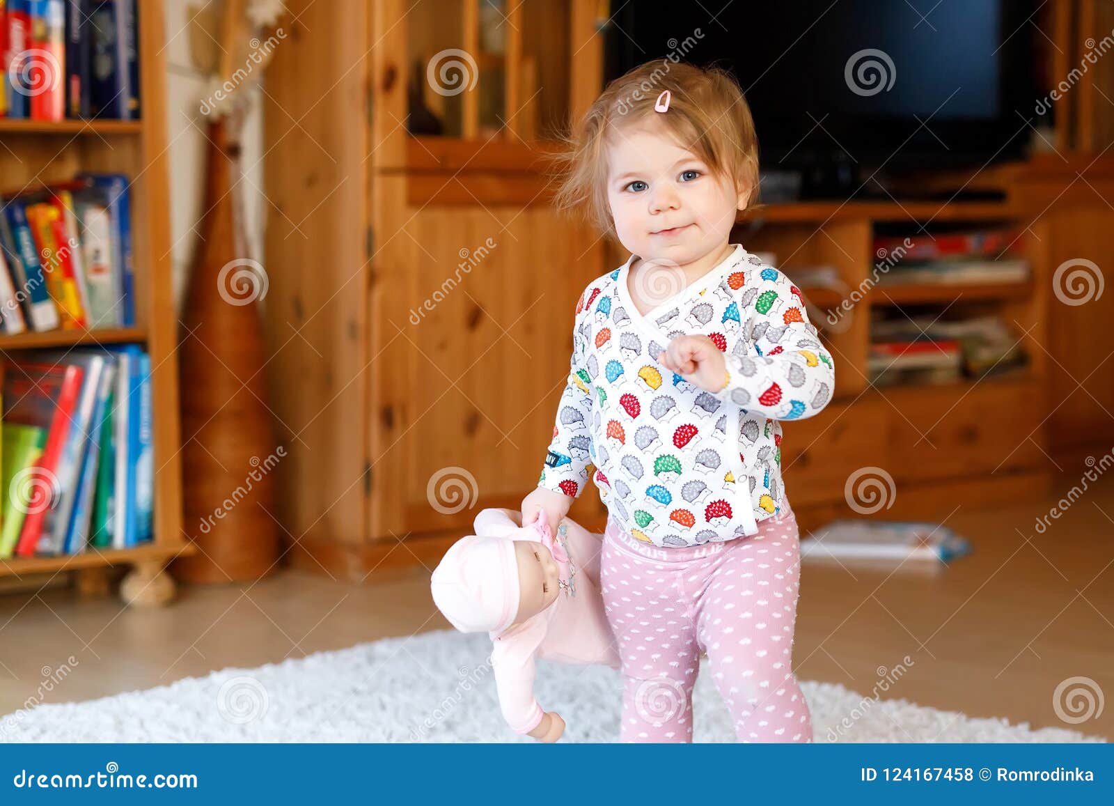 Portrait Du Petit Bebe Mignon Apprenant La Marche Et La Position Fille Adorable D Enfant En Bas Age A La Maison Photo Stock Image Du Regarder Rester Portrait Du Petit Bebe Mignon Apprenant La Marche Et La Position Fille Adorable D Enfant En Bas Age A La Maison Photo Stock Image Du Regarder Rester