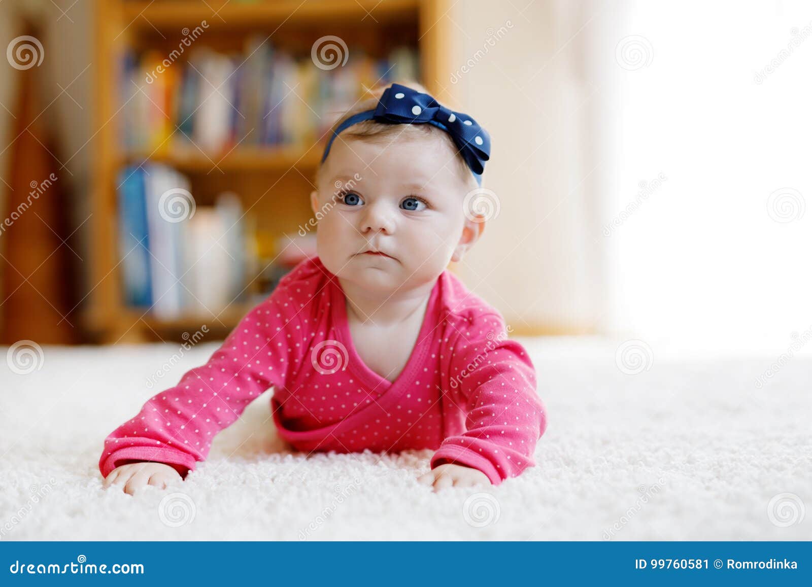 Fond Mignon Bébé Fille 6 Mois Caucasien Enfant Rouge Photo Et