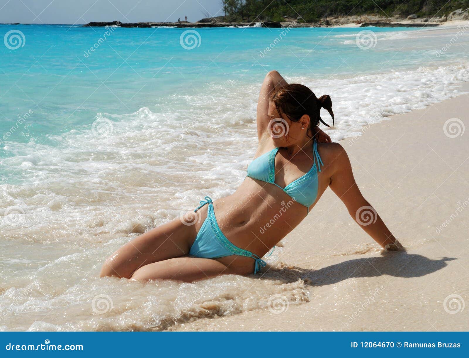 Portrait durch das Meer. Das Portrait des Mädchens durch das karibische Meer auf halber MondCaystrand, die Bahamas.