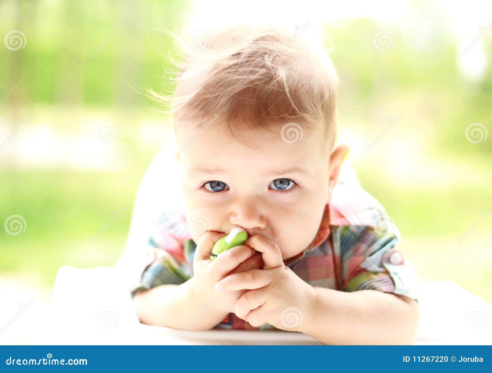 Portrait eines netten Kindes. Portrait eines jungen Kindes mit großen Kindern mustert