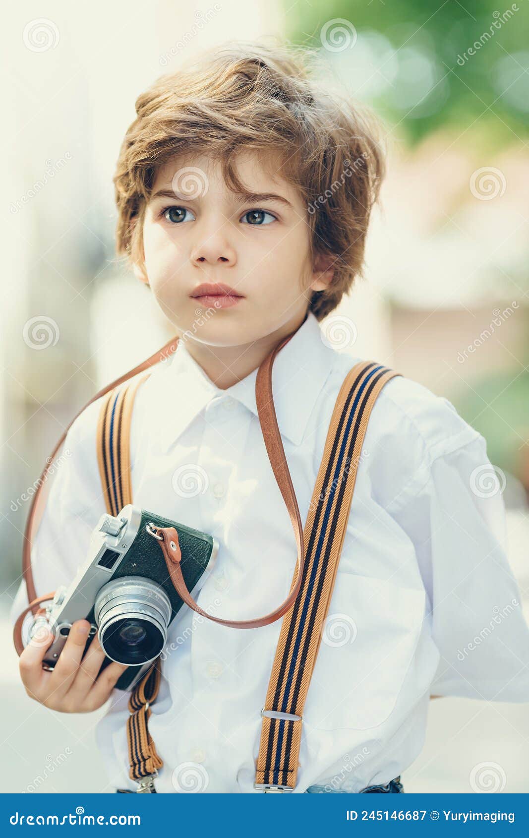 Portrait Enfant : Garçon Photographe Tenant Une Caméra Instantanée Image  stock - Image du soufflet, occasionnel: 245146687
