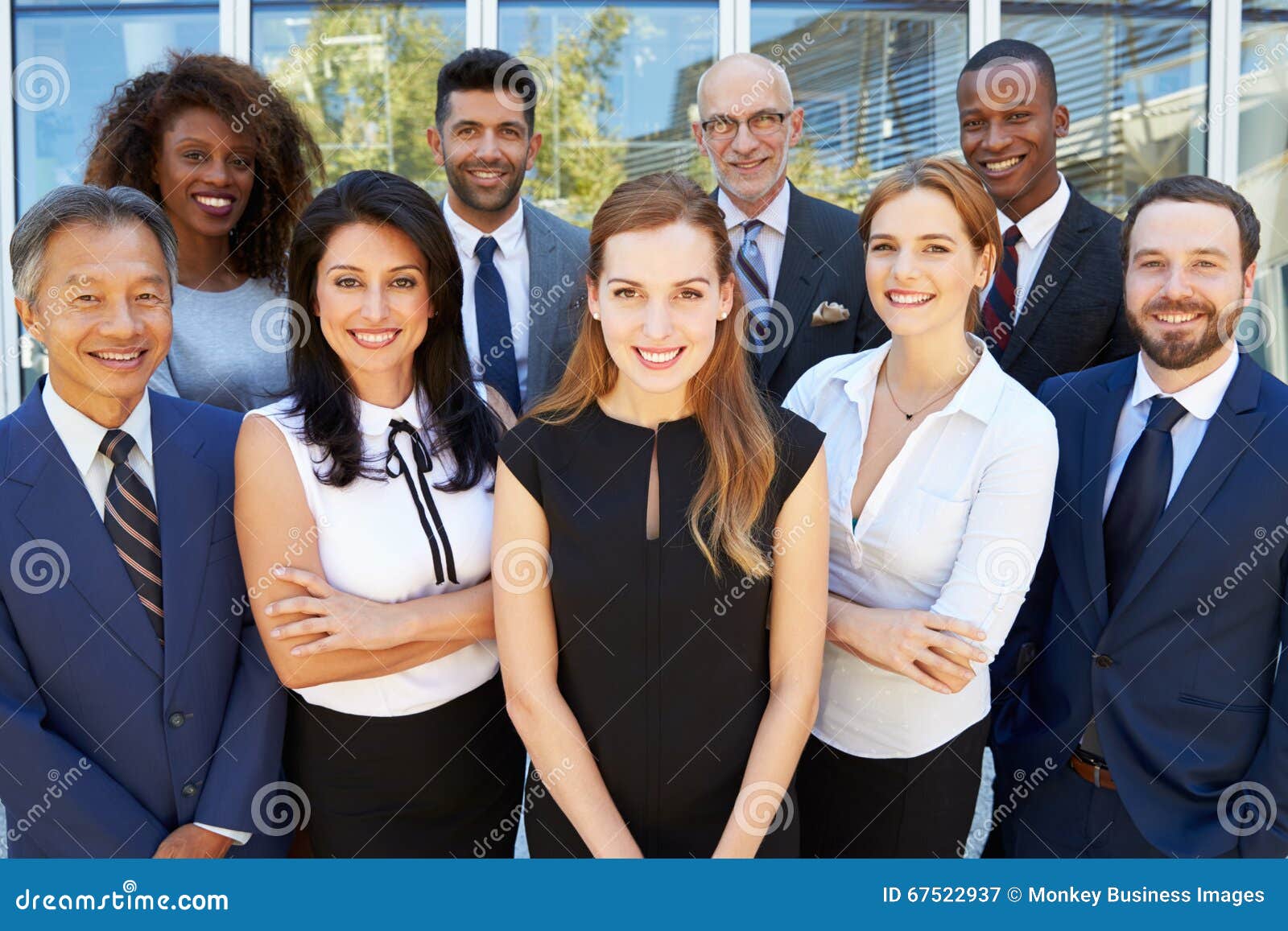 Portrait extérieur d'équipe multiculturelle d'affaires