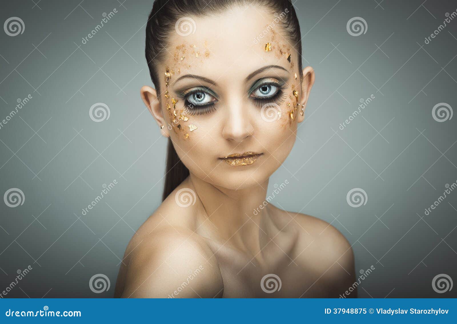 Portrait Fascinant De La Jeune Belle Fille Avec De Grands Yeux Bleus L Image Stock Image Du