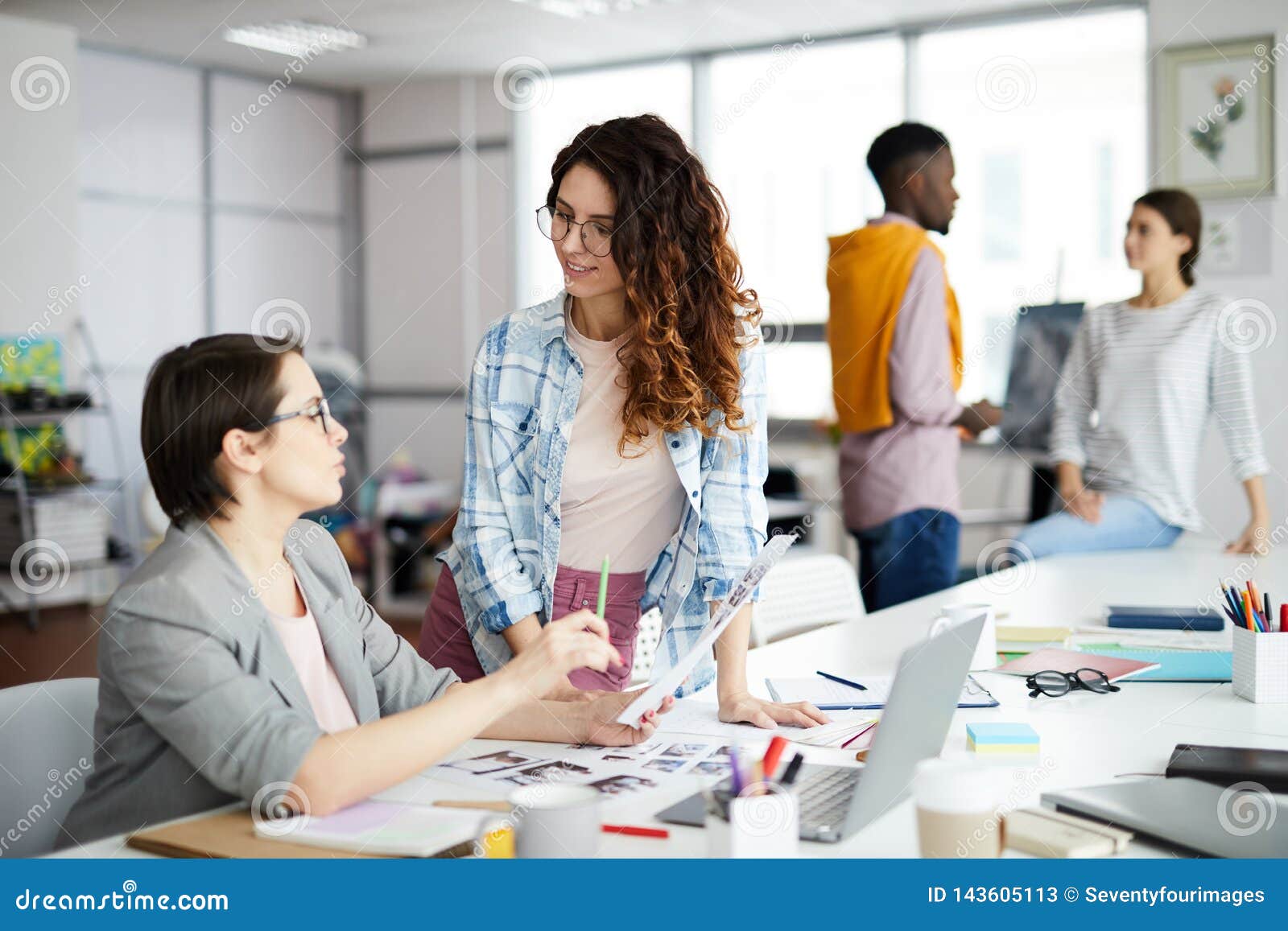  Magazine Editor  Talking To Colleague Stock Image Image 