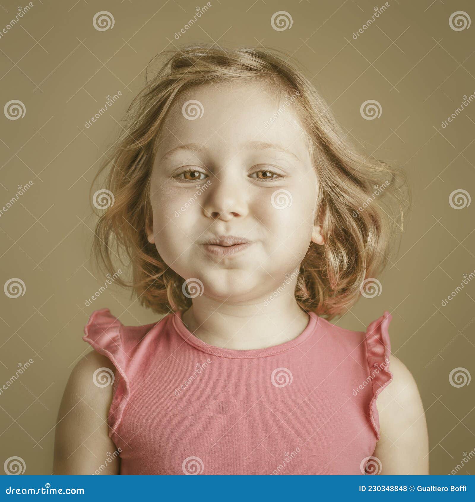 Portrait fille de 5 ans photo stock. Image du heureux - 230348848