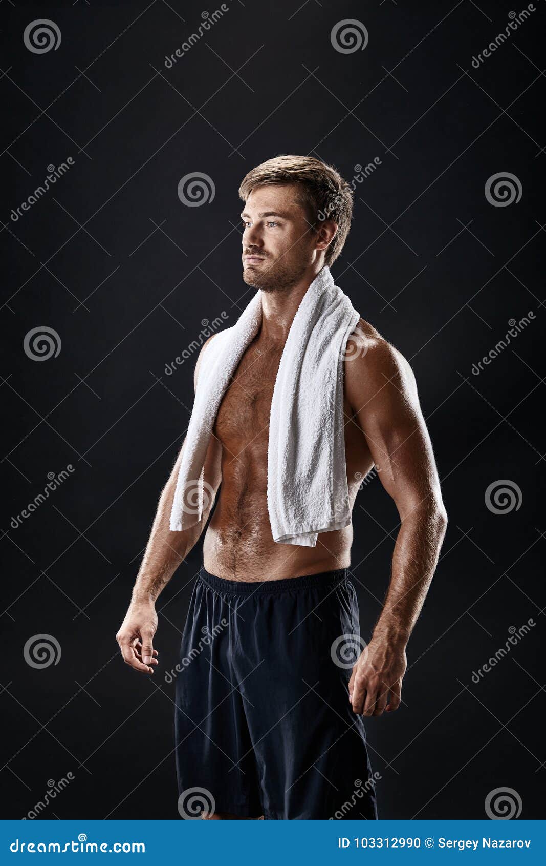 Полотенце на шею. Мужик с полотенцем на плече. Полотенце на плечах. Мужчина в полотенце. Парень с полотенцем на плечах.