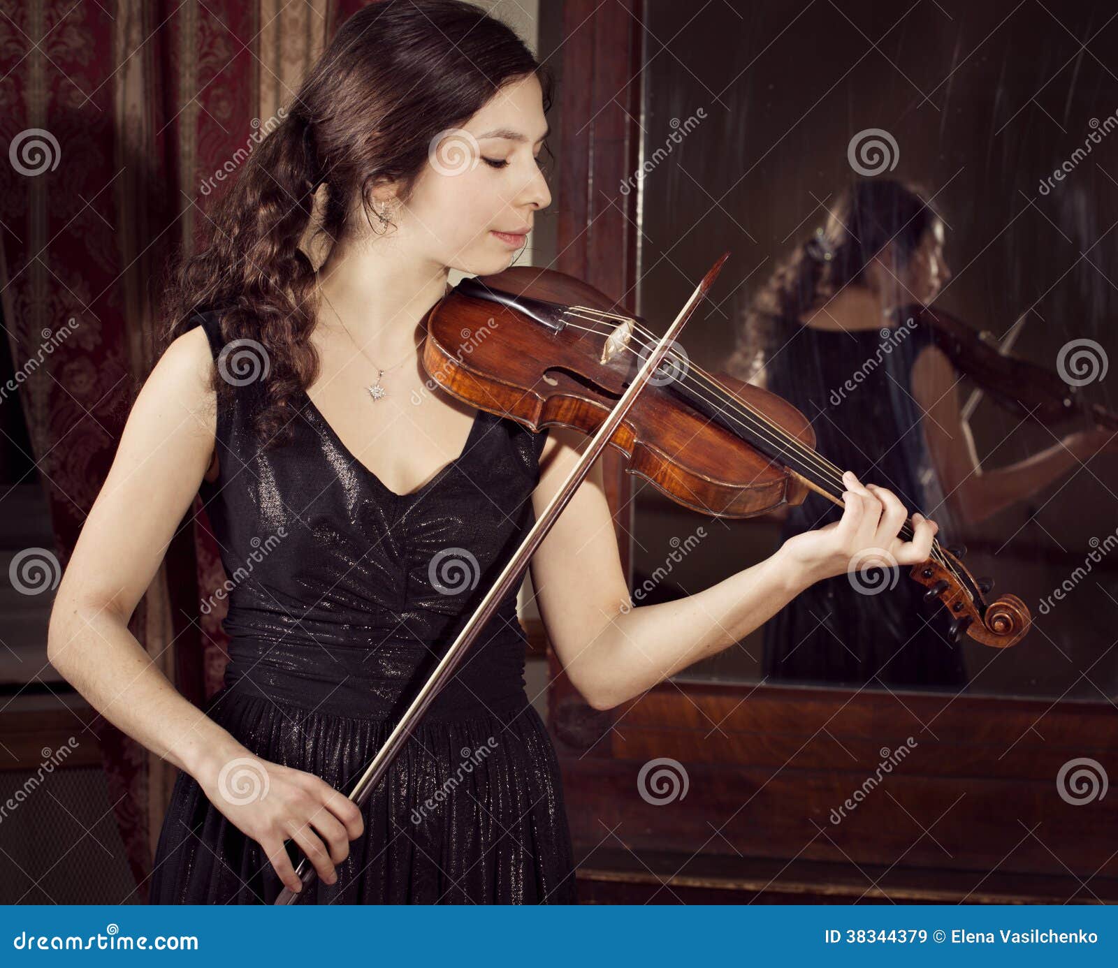 uhøjtidelig sorg Skaldet Portrait of a Girl Playing Violin Stock Image - Image of instrument,  musician: 38344379