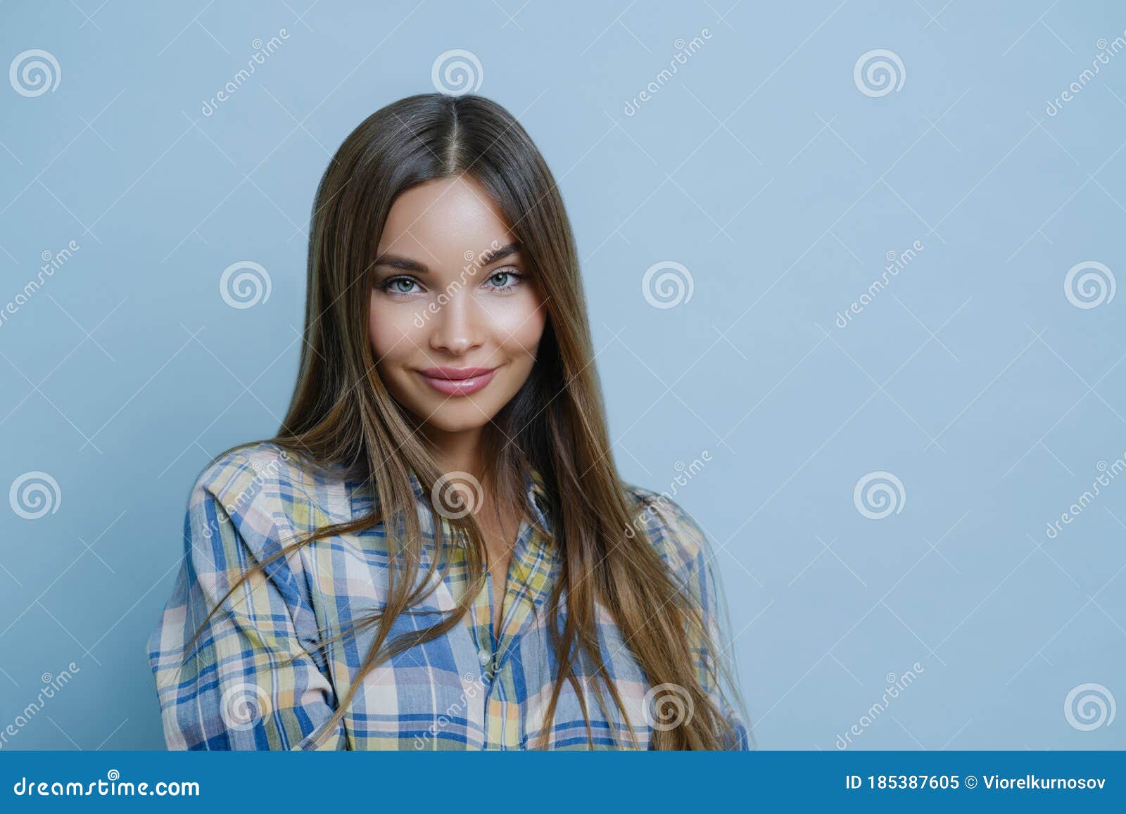 Full-length image of gorgeous female in jeans smiling and gesturing on  camera with OK symbol, expressing good choice over gray background Stock  Photo - Alamy