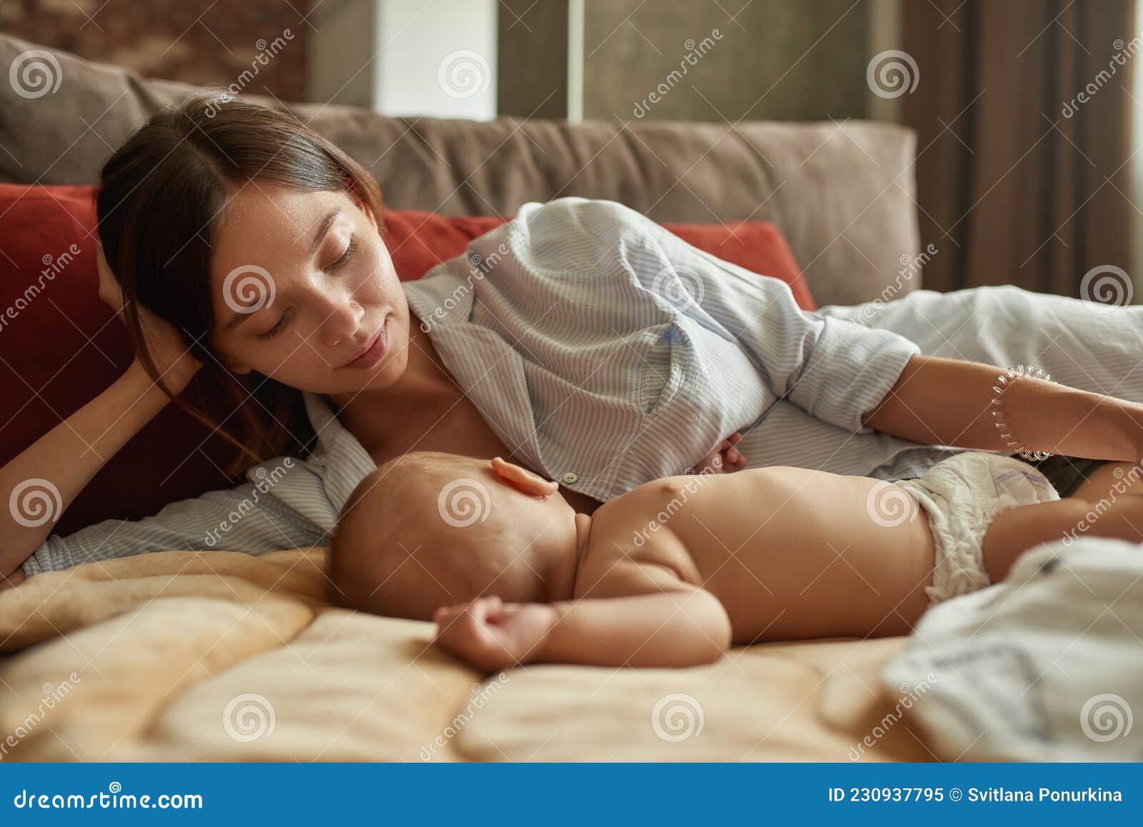 сын смотрит как спит голая мама фото 46