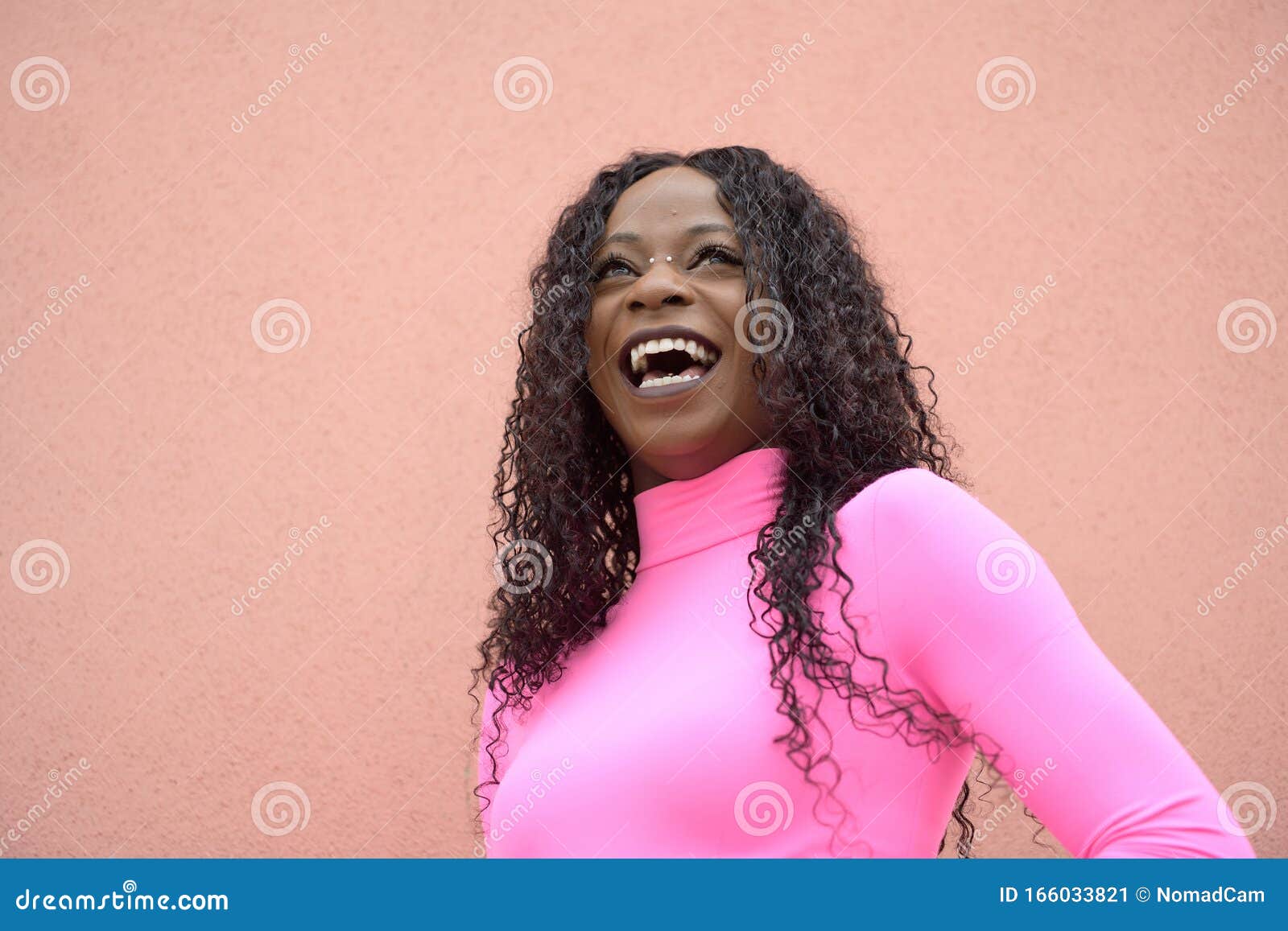 美好黑人妇女笑 库存图片. 图片 包括有 大使, 查出, 方式, 健康, 电话会议, 快乐, 表达式, 成人 - 45120771
