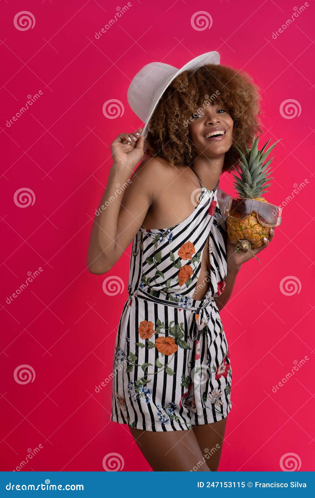 happy woman on vacation and summer actitud , modelo african american curly hair with tropical outfit