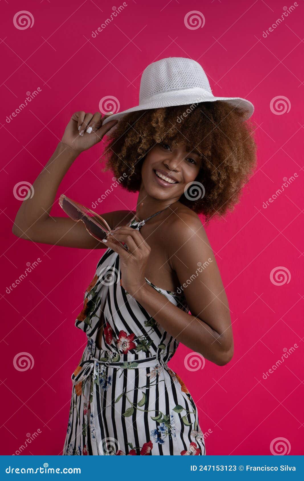 happy woman on vacation and summer actitud , modelo african american curly hair with tropical outfit