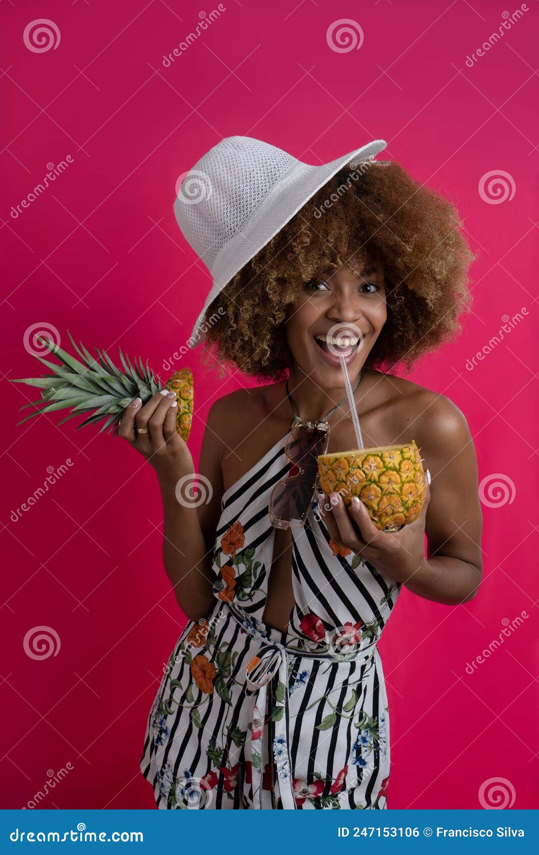 happy woman on vacation and summer actitud , modelo african american curly hair with tropical outfit