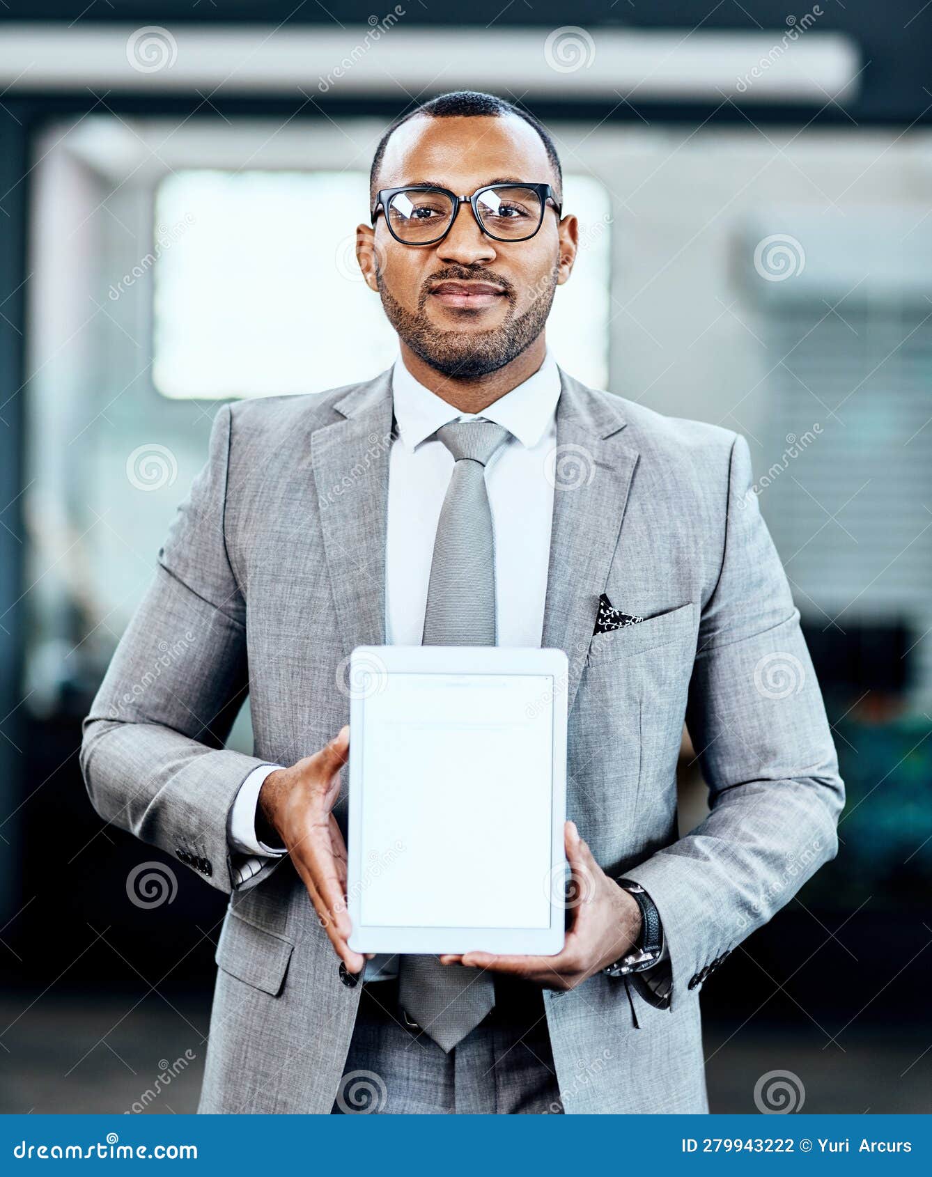 Portrait Homme D affaires Et Tablette Maquette Dans Bureau Conception Site Web Presentation En Ligne Ou Application Publicite Photo stock Image du contact advertising 279943222