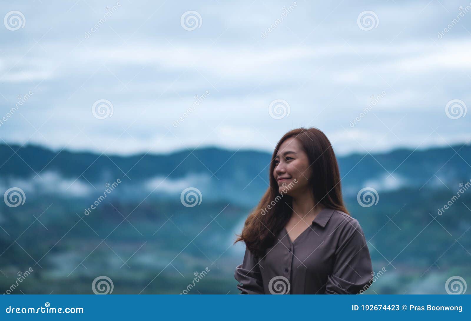 krysantemum Spanien Bage A Female Traveler with a Beautiful Foggy Mountain and Nature View Stock  Image - Image of green, background: 192674423