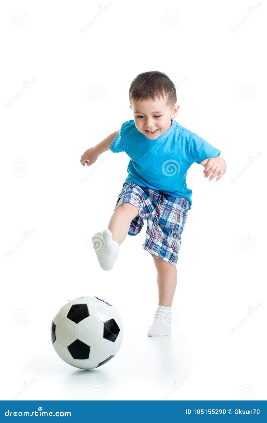 Petit Garçon Avec Ballon De Foot Isolé En Blanc.
