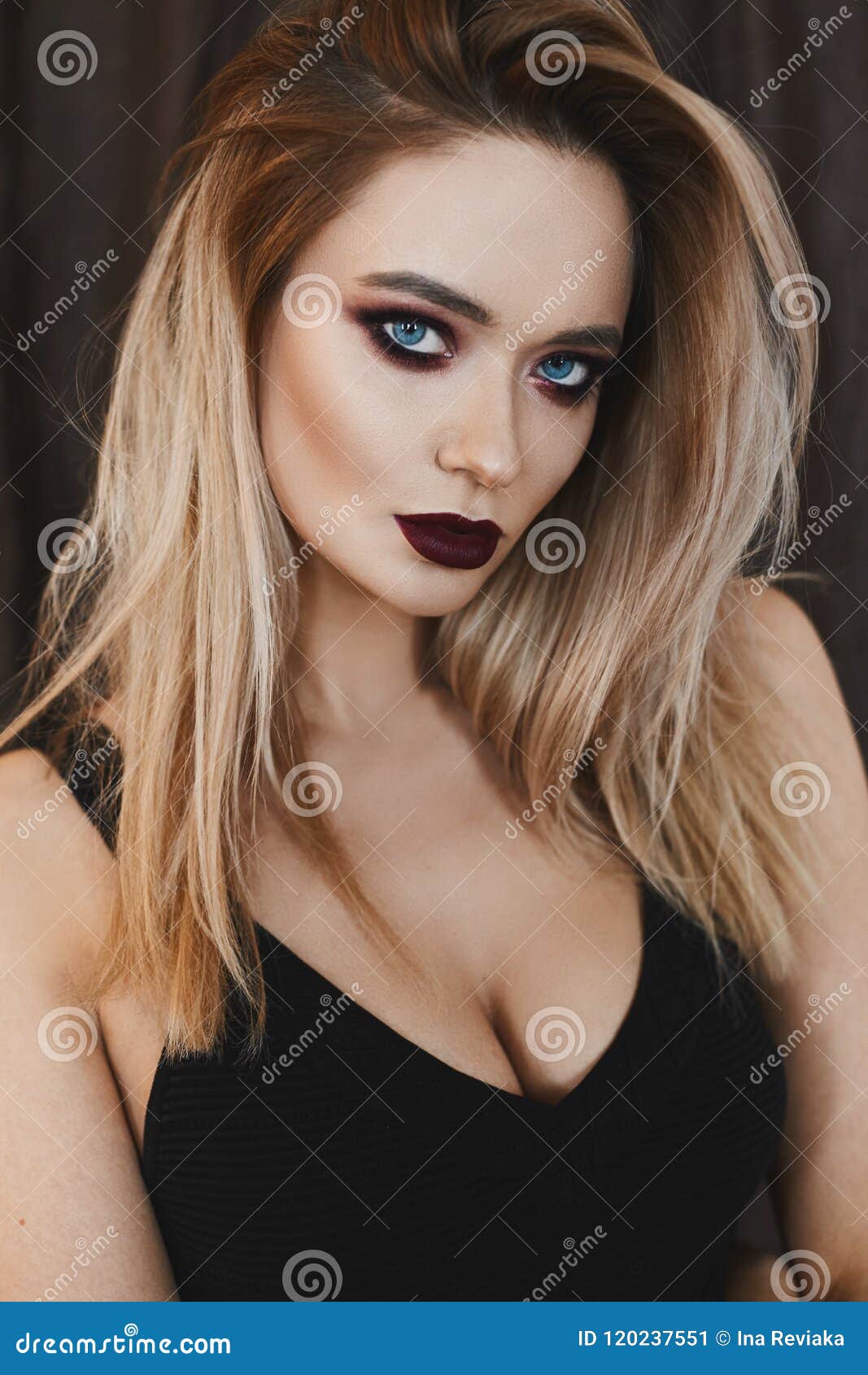 Femme Provocante Avec Maquillage Lumineux Et Accessoires En Studio · Photo  gratuite