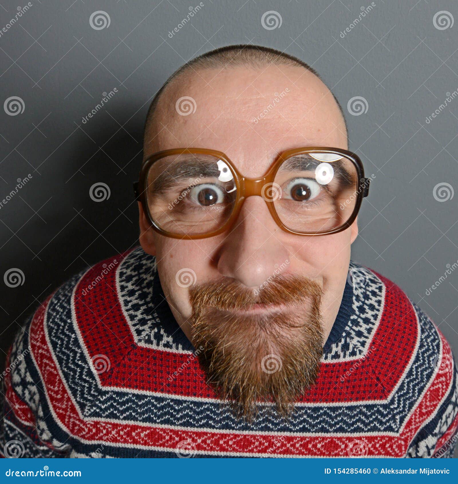 Усатый ботаник в очках