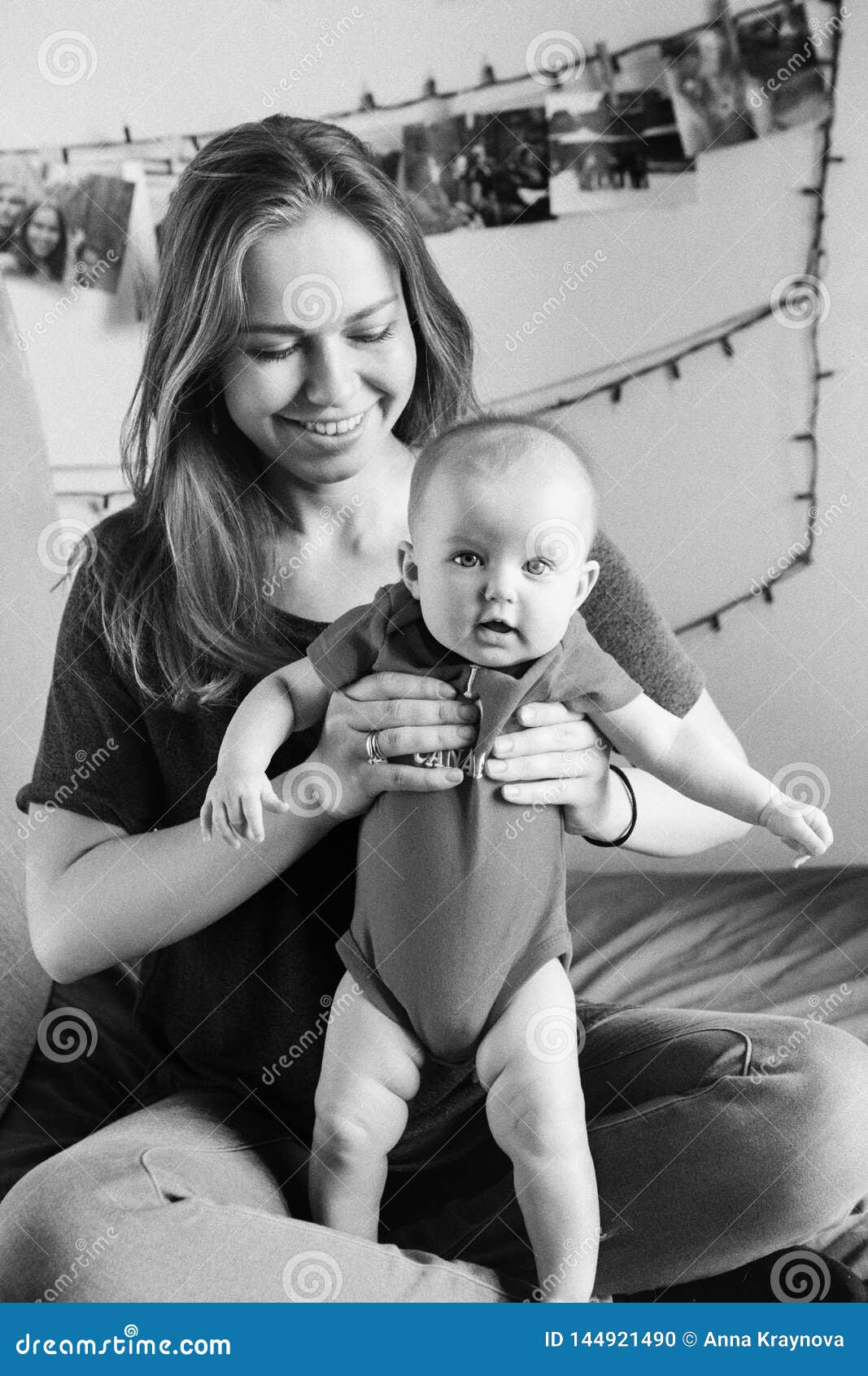Portrait Noir Et Blanc D Enfant Caucasien De Fille De Bebe Garcon De Participation De Mere De Femme Photo Stock Image Du Visage Etreinte Portrait Noir Et Blanc D Enfant Caucasien De Fille De Bebe Garcon De Participation De Mere De Femme Photo Stock Image Du Visage Etreinte