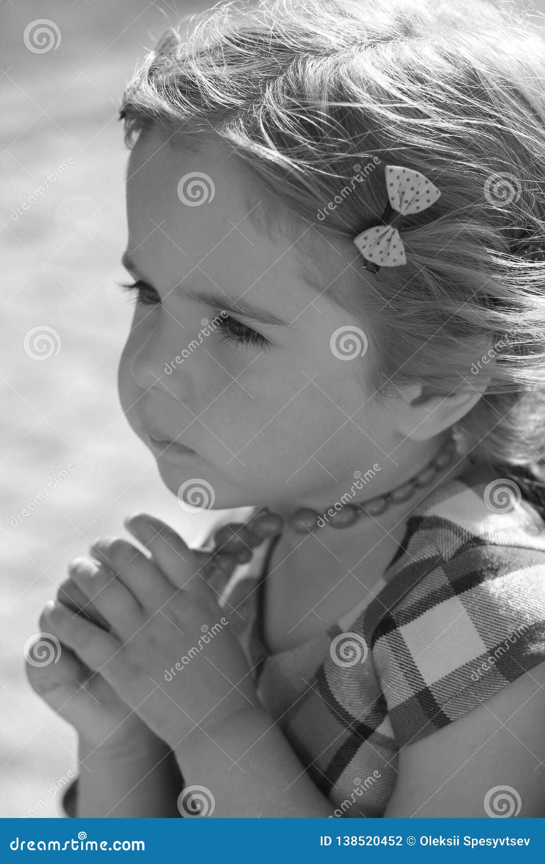 Portrait Noir Et Blanc De Profil D Une Fille Reflechie Triste D Enfant En Bas Age Avec Des Perles Photo Stock Image Du Verticale Mignon Portrait Noir Et Blanc De Profil D Une Fille Reflechie Triste D Enfant En Bas Age Avec Des Perles Photo Stock Image Du Verticale Mignon