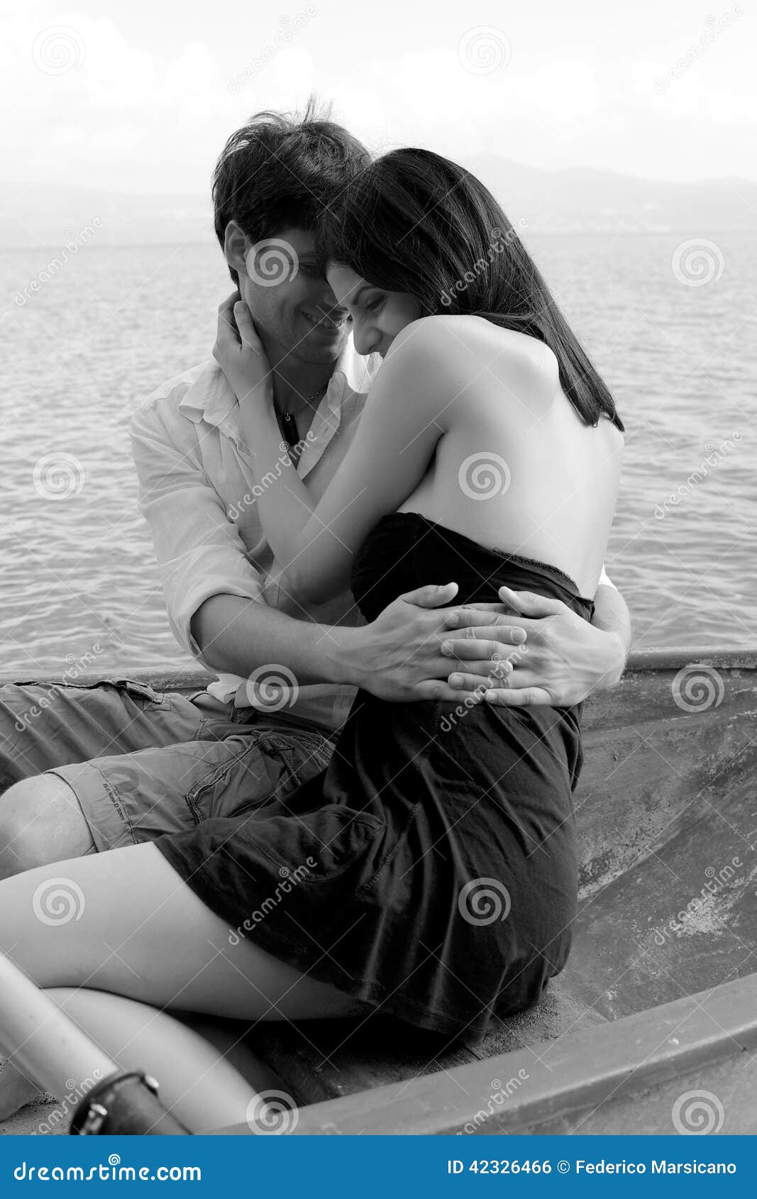 Portrait Noir Et Blanc Des Couples Heureux Sur Un Bateau Dans L Amour Photo Stock Image Du Italie Amour Portrait Noir Et Blanc Des Couples Heureux Sur Un Bateau Dans L Amour Photo Stock Image Du Italie Amour