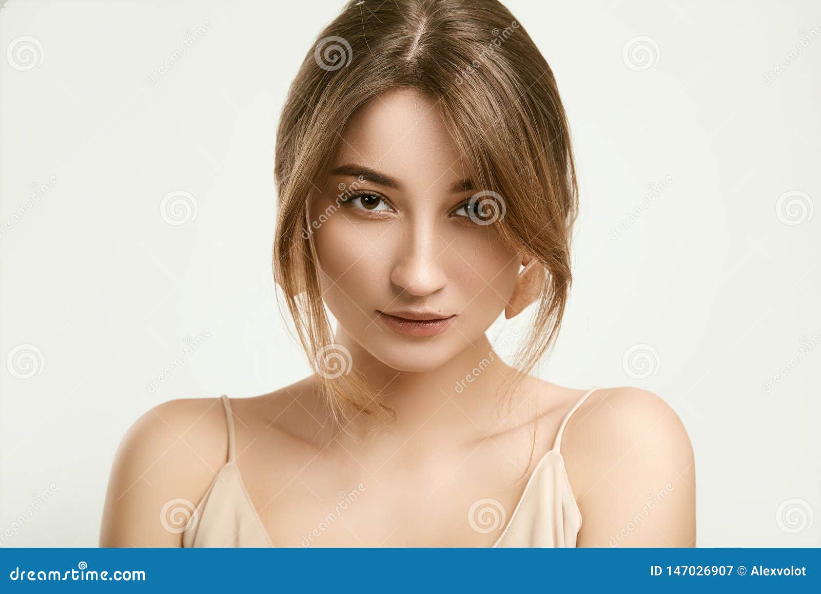 Portrait Sensuel Du Mod?le De Femme De Charme Disolement Sur Le Blanc ...