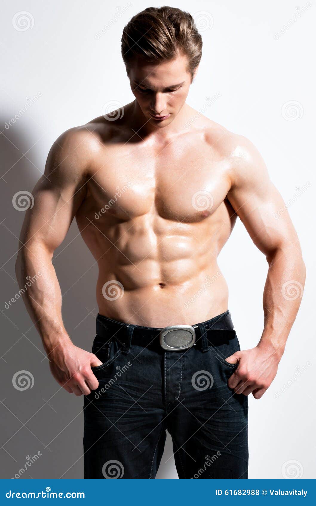 Posing handsome young man Bodybuilder — Stock Photo 