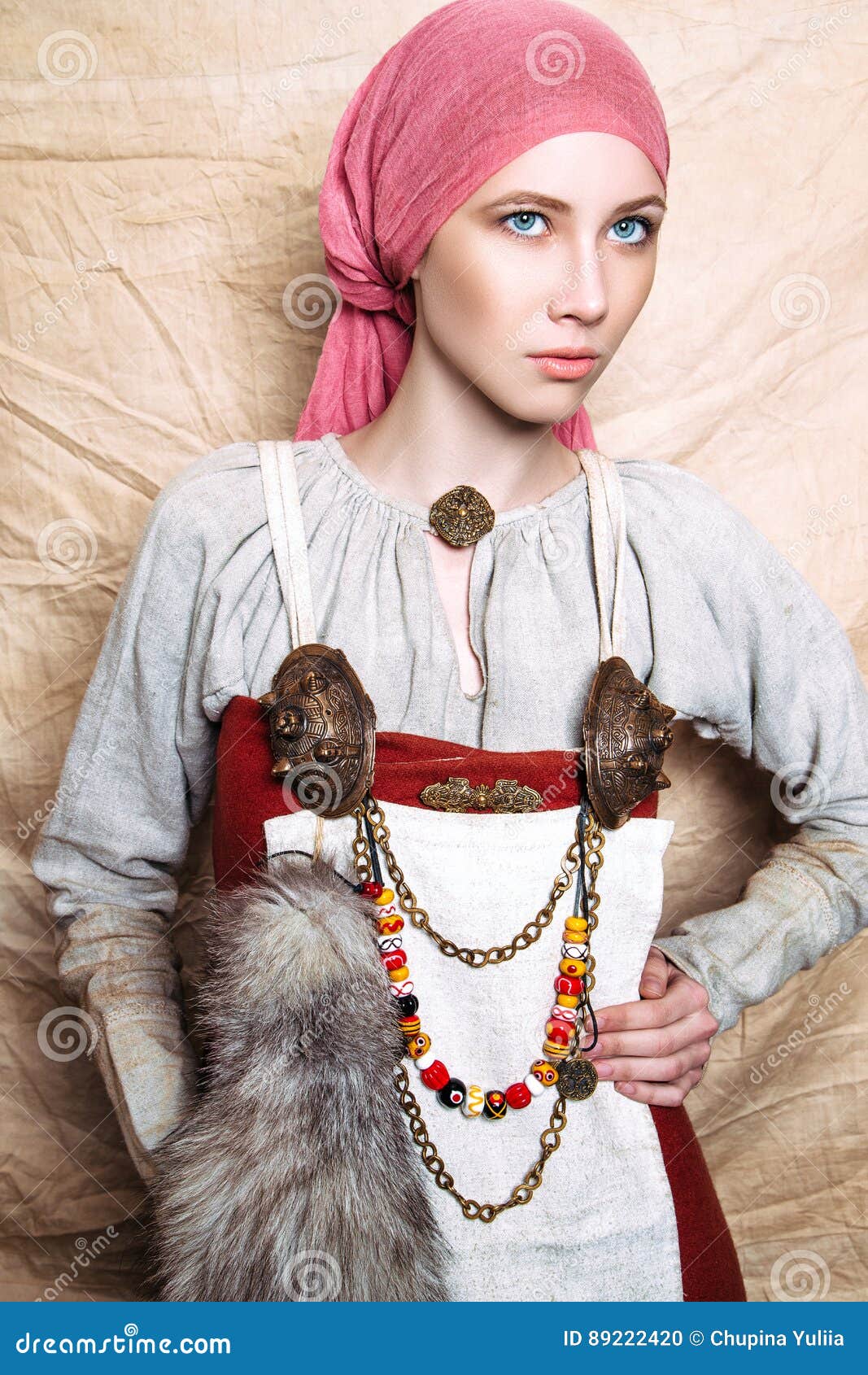 https://thumbs.dreamstime.com/z/portrait-slavic-women-past-national-vintage-clothing-woman-historical-reconstruction-studio-89222420.jpg