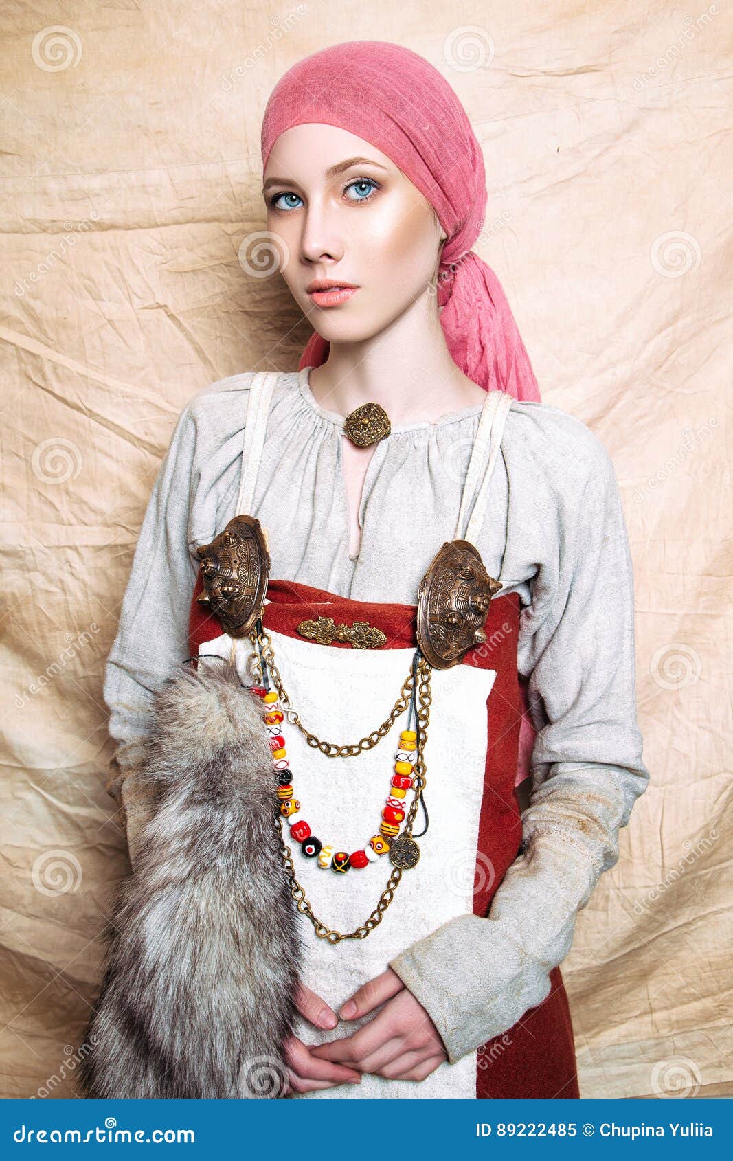 https://thumbs.dreamstime.com/z/portrait-slavic-women-past-national-vintage-clothing-woman-historical-reconstruction-studio-89222485.jpg