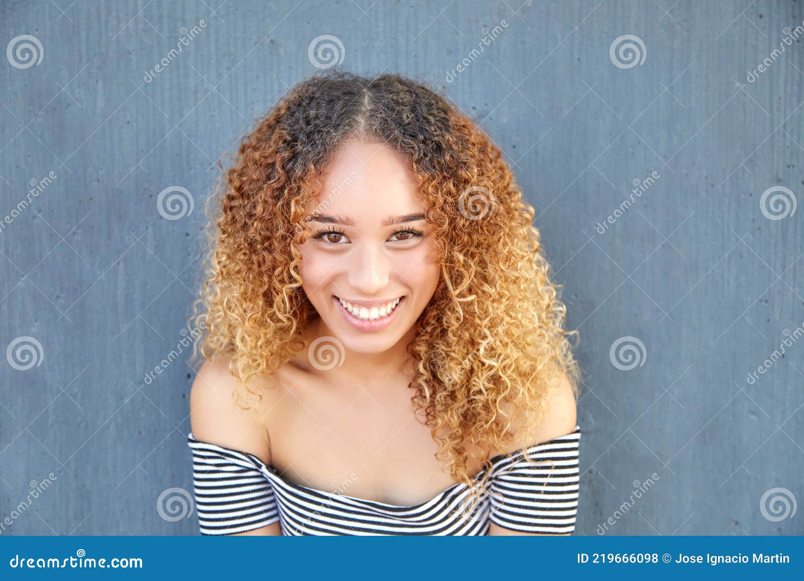 Belle Jeune Fille Souriante Adolescent Aux Longs Cheveux Bouclés