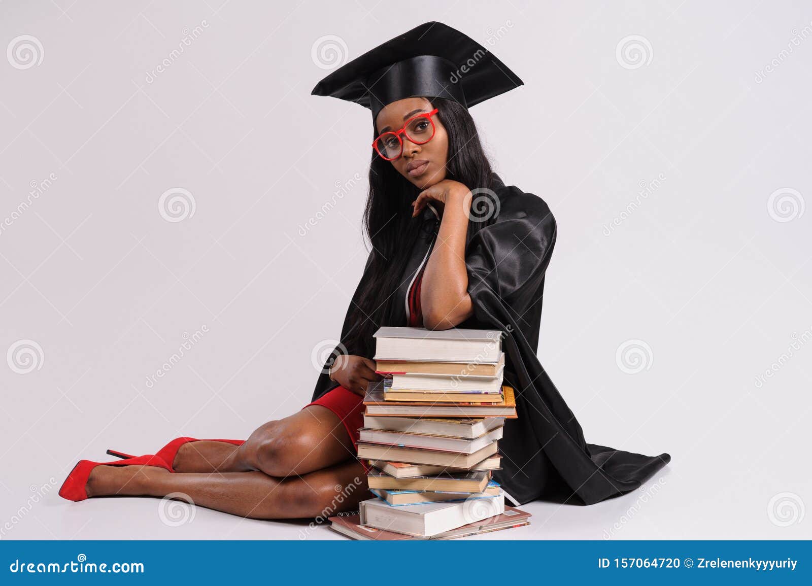 Cap + Gown Family Pictures for your Graduate — Studio B Portraits - Luxury  Photography Studio